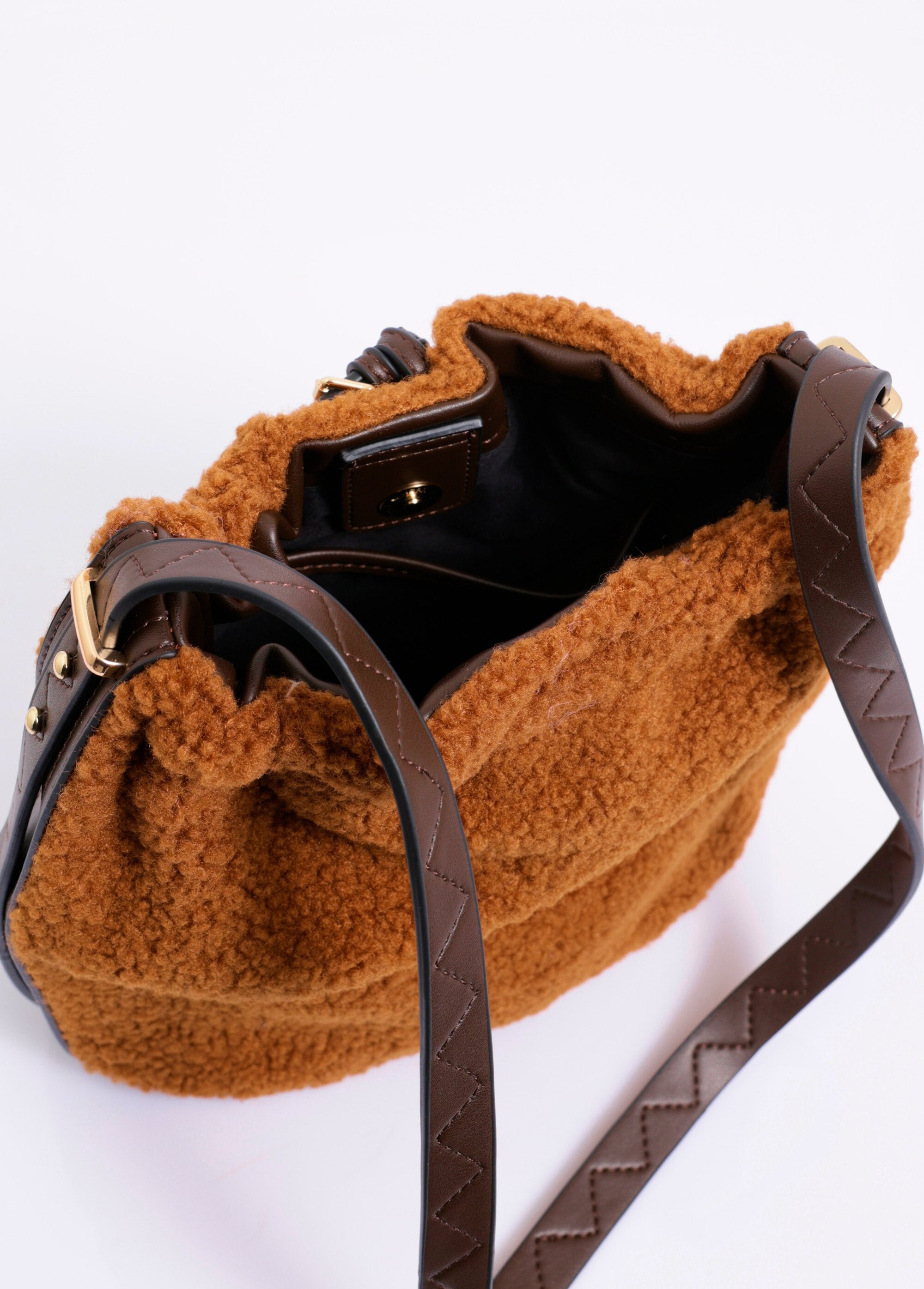 Bucket_bag_in_a_sheepskin_style,_faux_leather_camel_DE2_slim