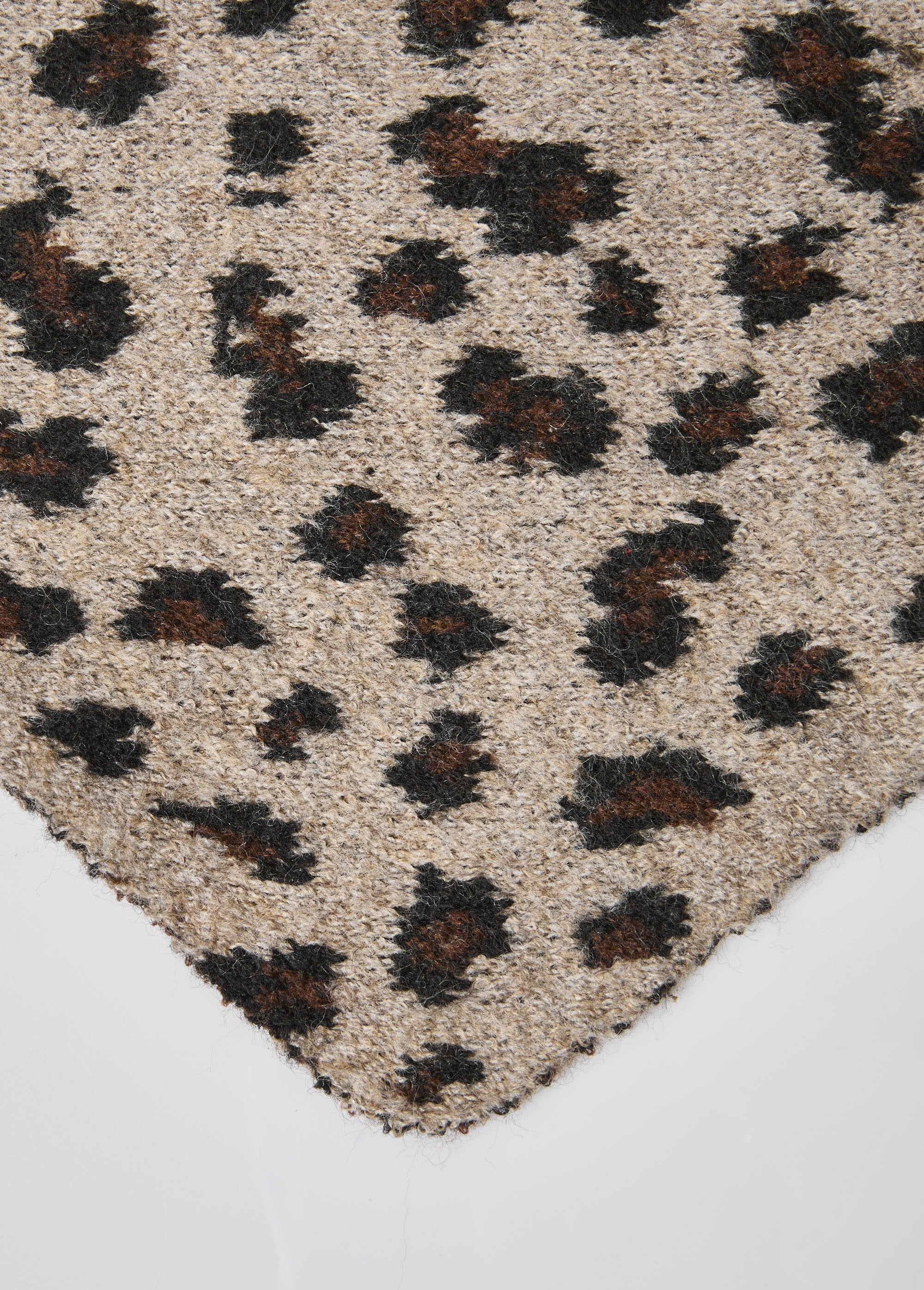 Triangle_scarf_with_wool,_leopard_print_Leopard_DE1_slim