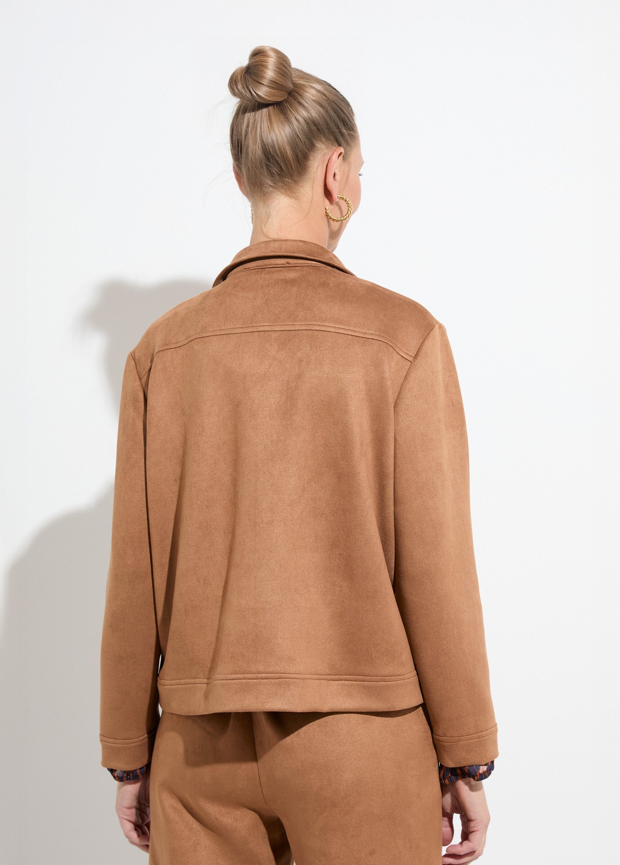 Buttoned_suede_jacket_with_notched_collar_camel_DO1_slim