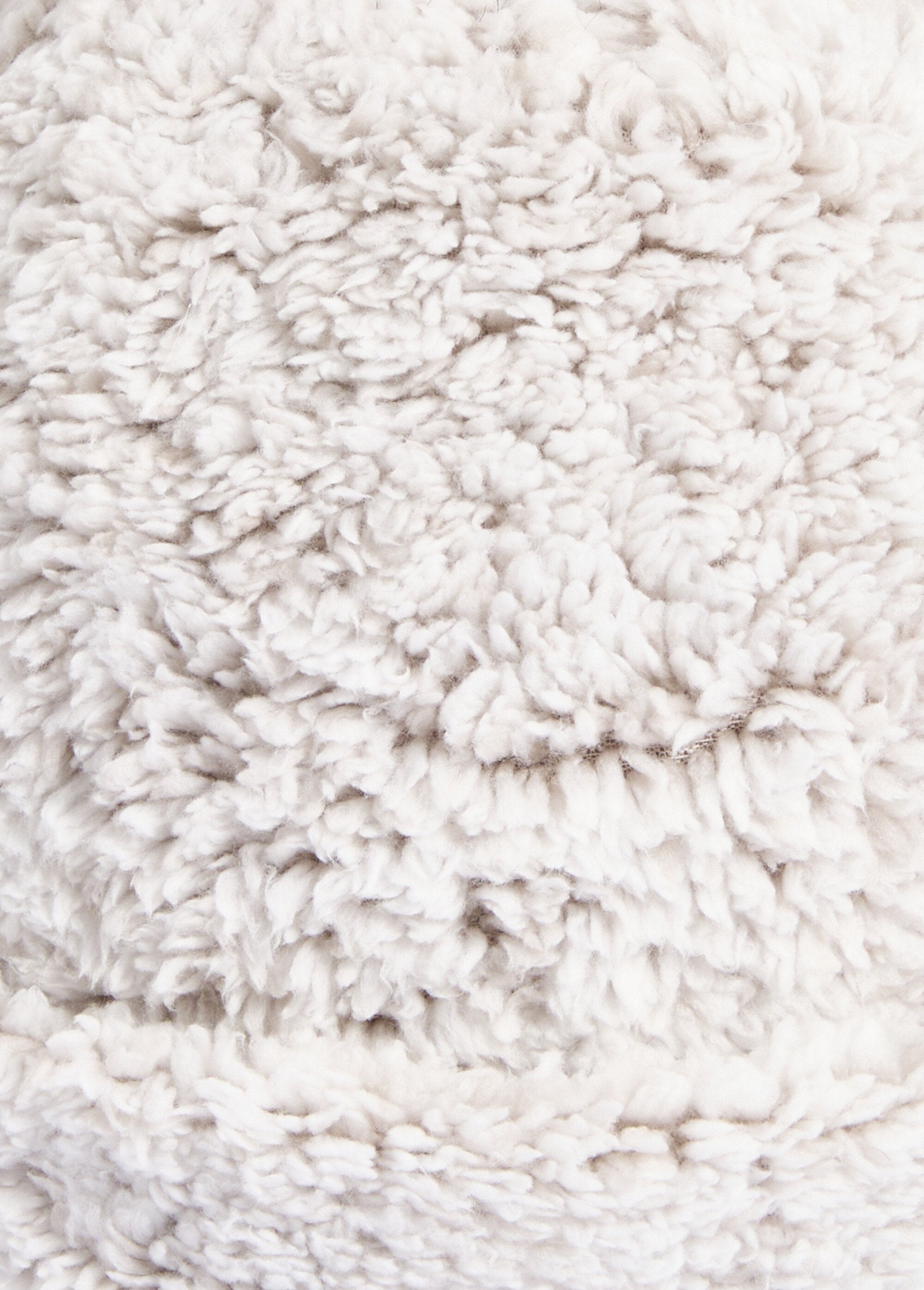 Sherpa-style_fleece_hat_with_pompom_Ecru_DE1_slim