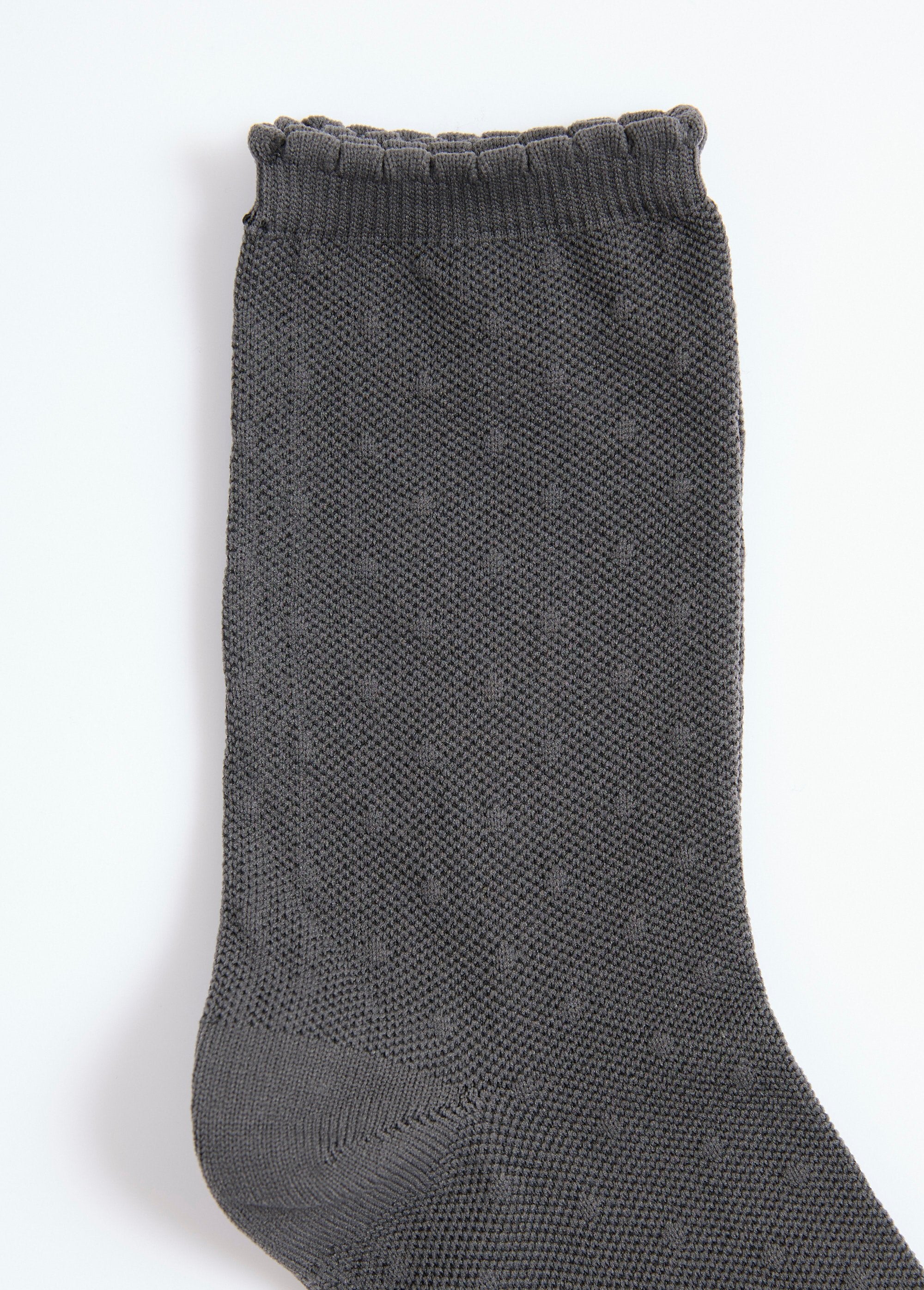 Thin_socks_with_assorted_patterns_Black_and_gray_DE2_slim