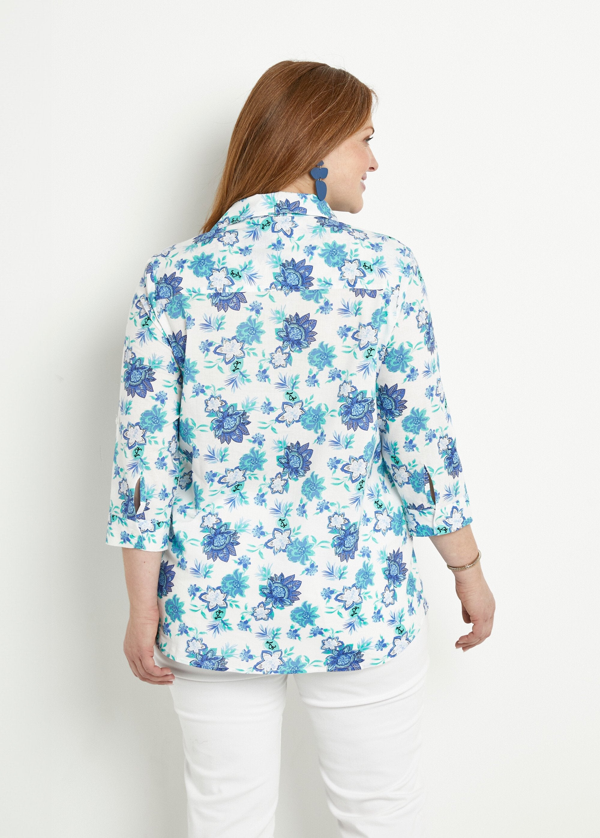Long_button-down_cotton_blouse_with_floral_print_Blue_print_DO1_curvy