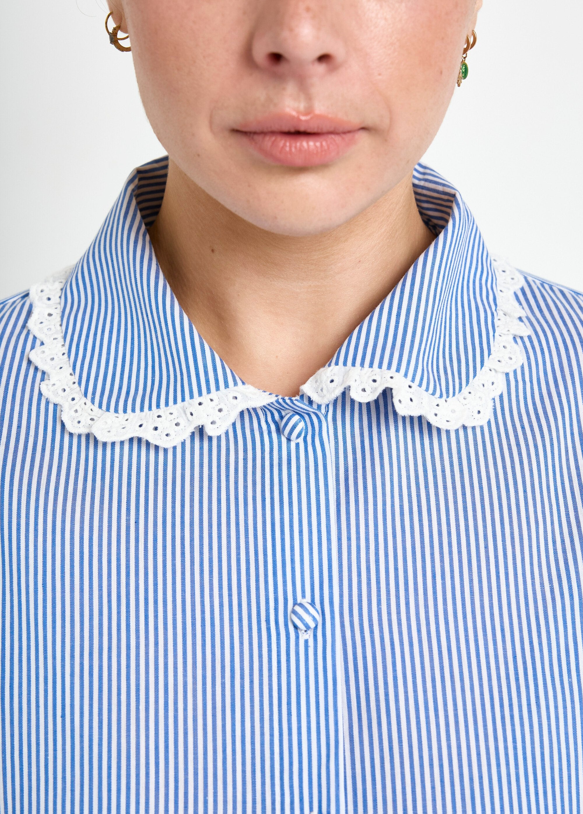 Blouse_with_lace_details_and_round_neck_Blue_stripes__DE2_curvy