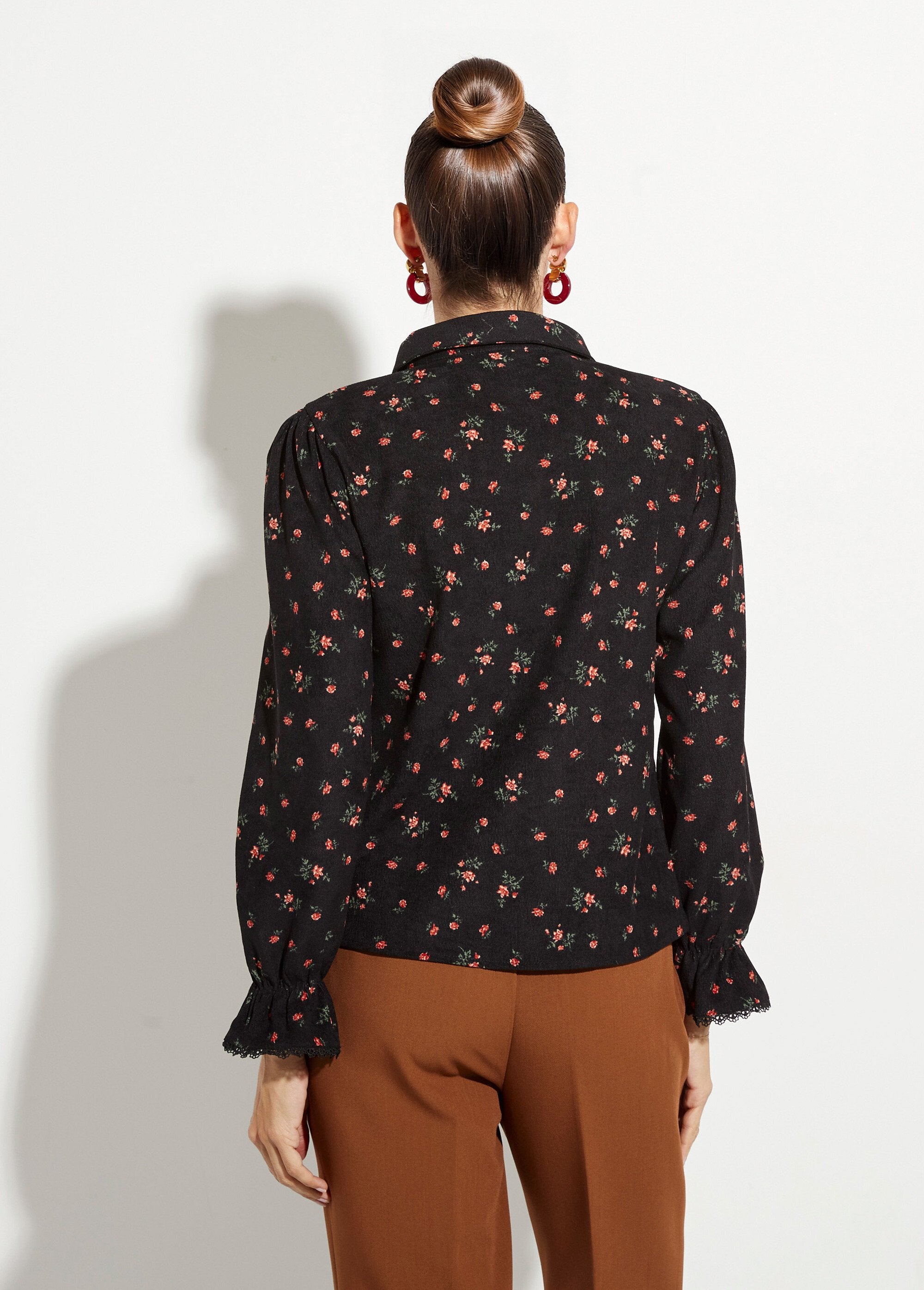 Corduroy_blouse_with_rose_pattern_Black_prints_DO1_slim