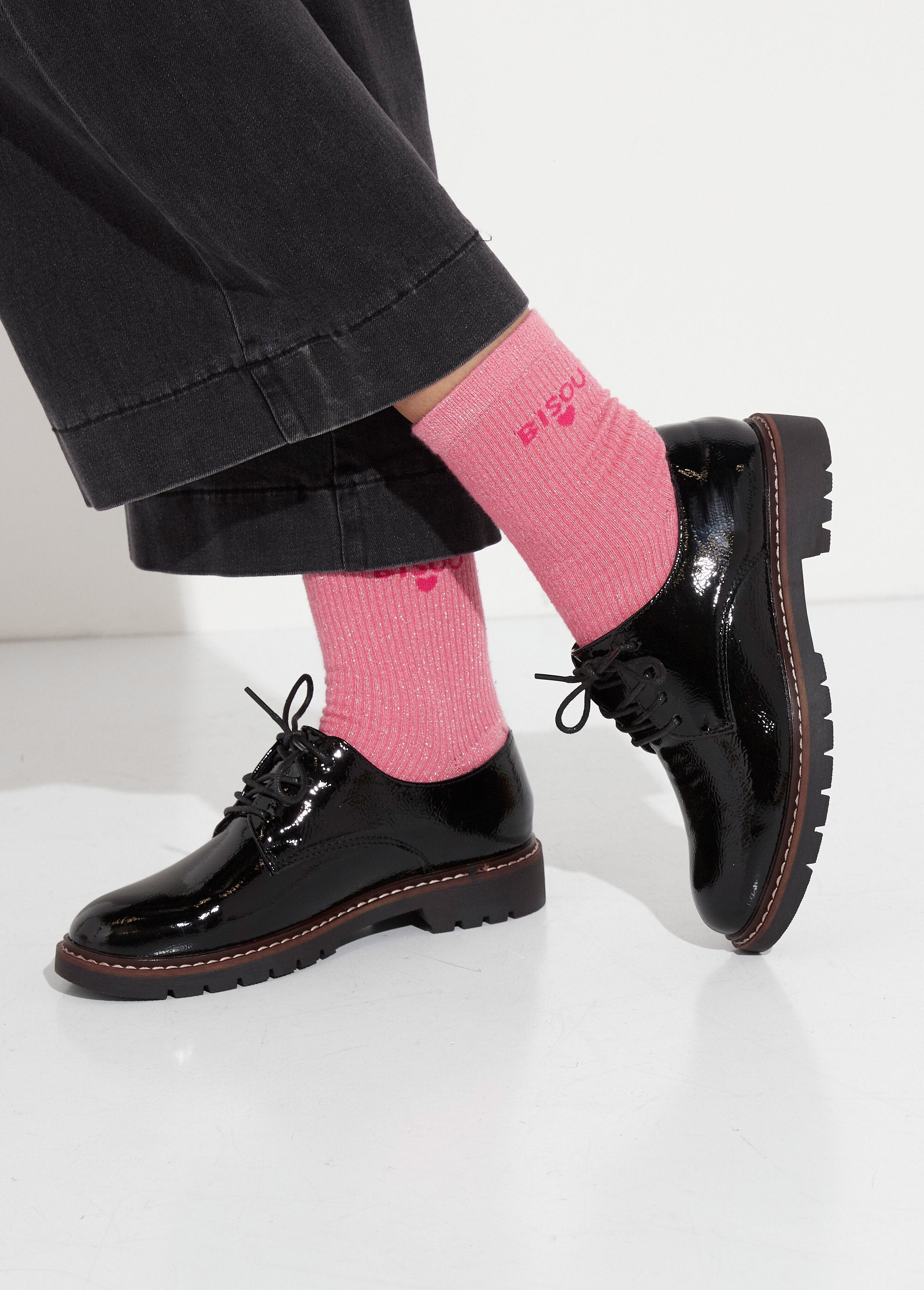 Trendy_patent_leather_lace-up_derbies_Black_SF1_slim