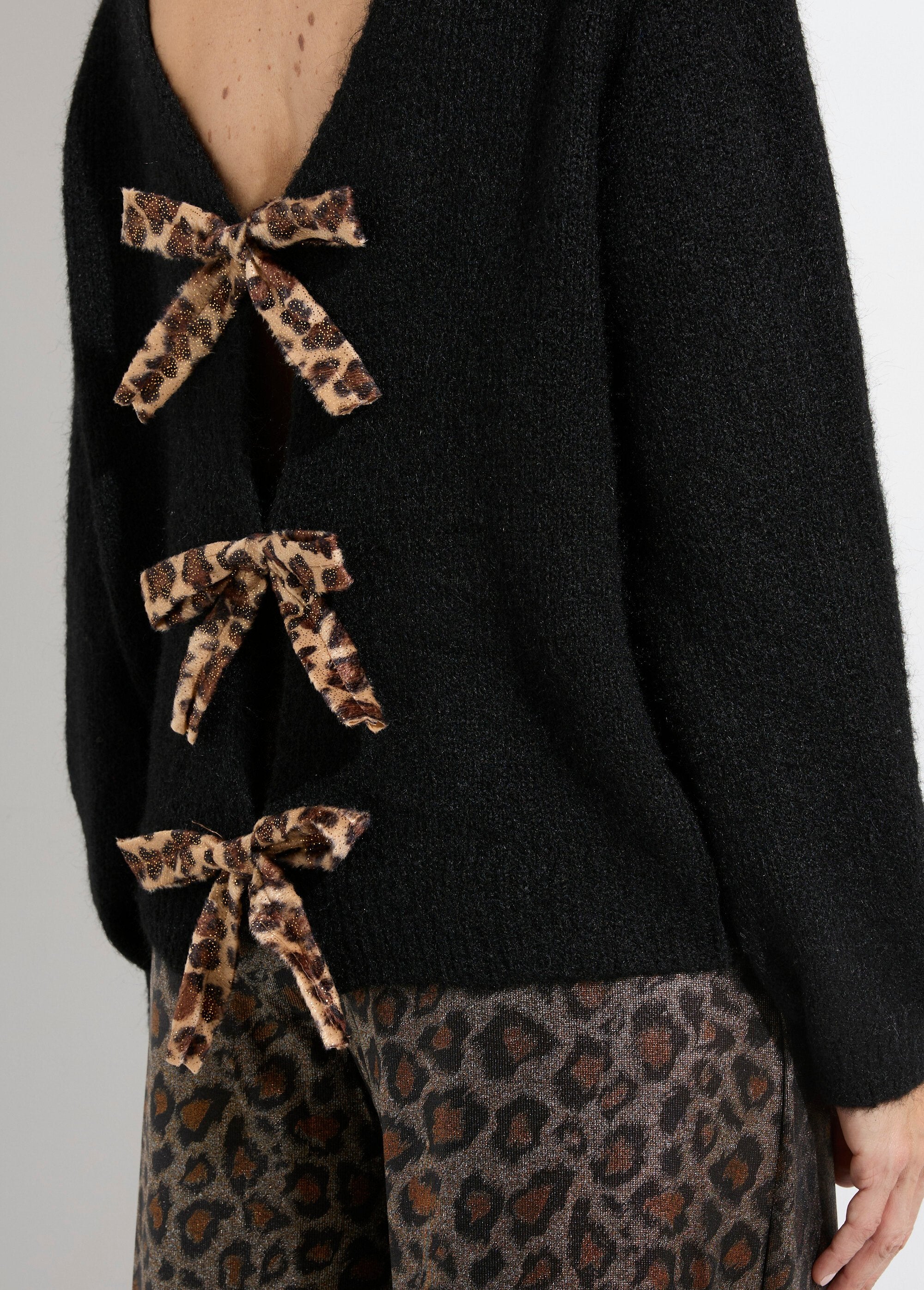 Warm_sweater_with_a_V-neck_and_small_bows_Black_DE1_slim