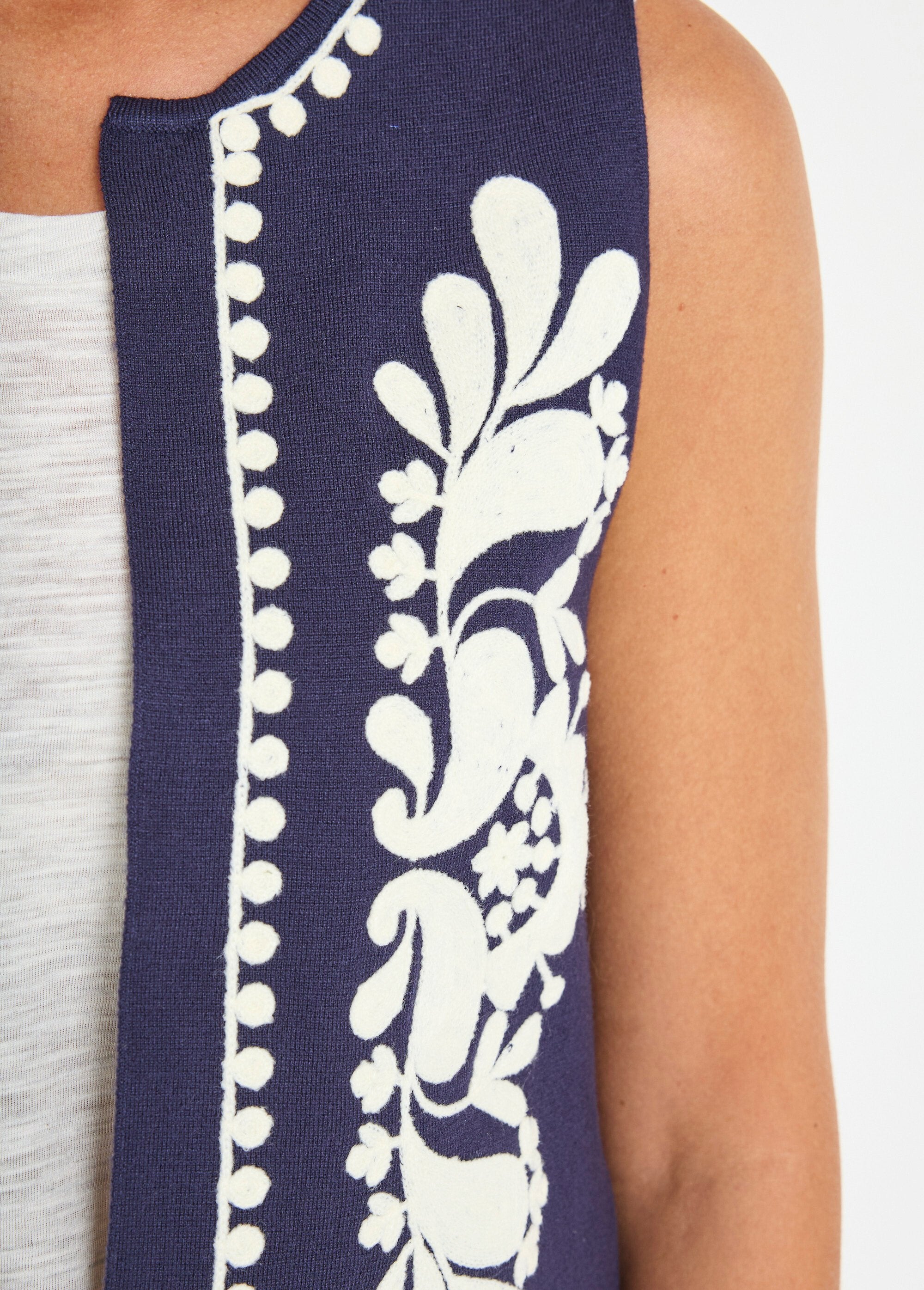Sleeveless_knitted_and_embroidered_vest_Marine_DE2_slim