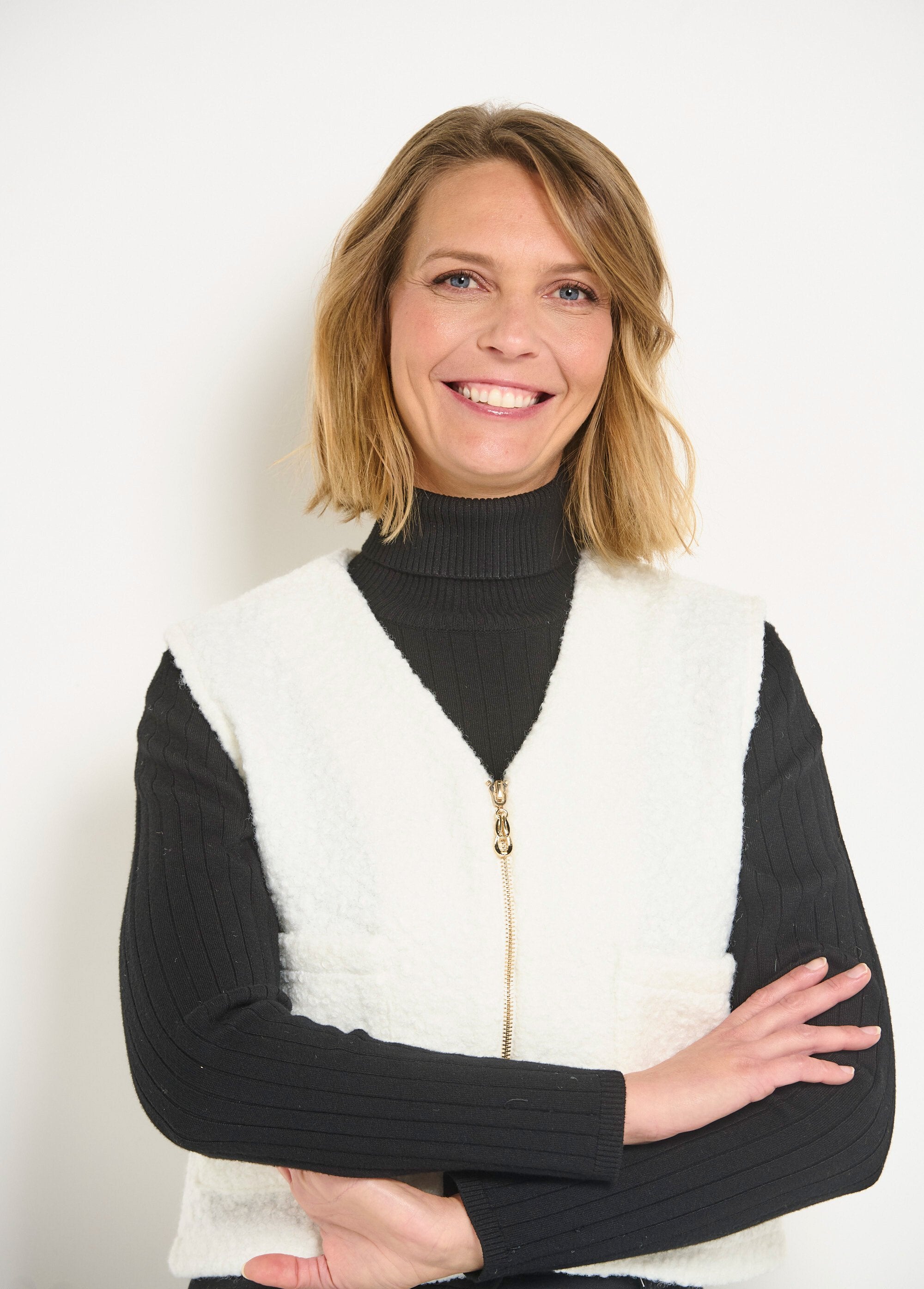 Sleeveless_zipped_vest_with_a_woolly_feel_Ecru_DE1_slim