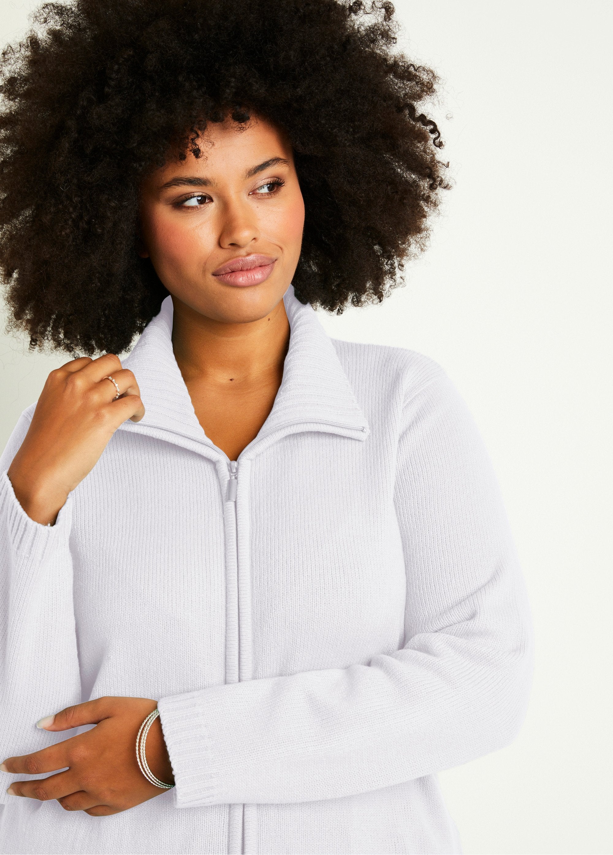 Long_plain_zipped_vest_with_high_collar_White_DE1_curvy