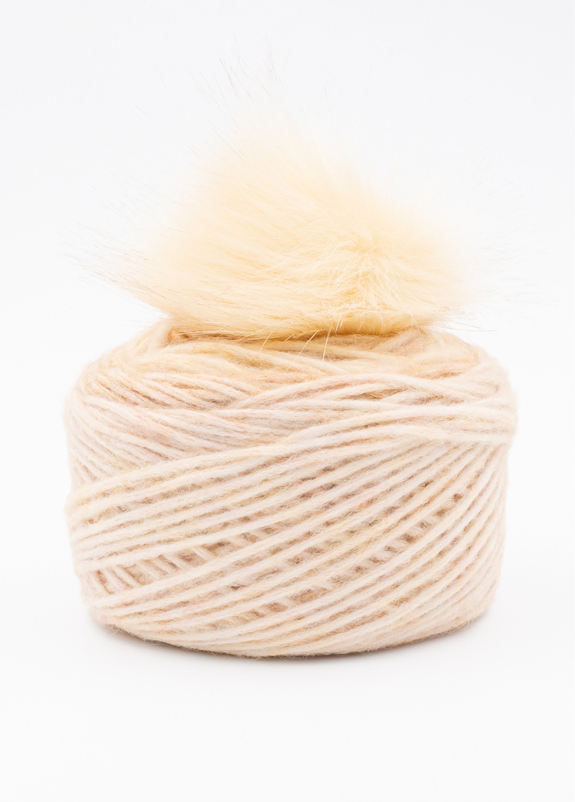 Ball_of_yarn_for_a_pompom_hat_Ecru_DO1_slim