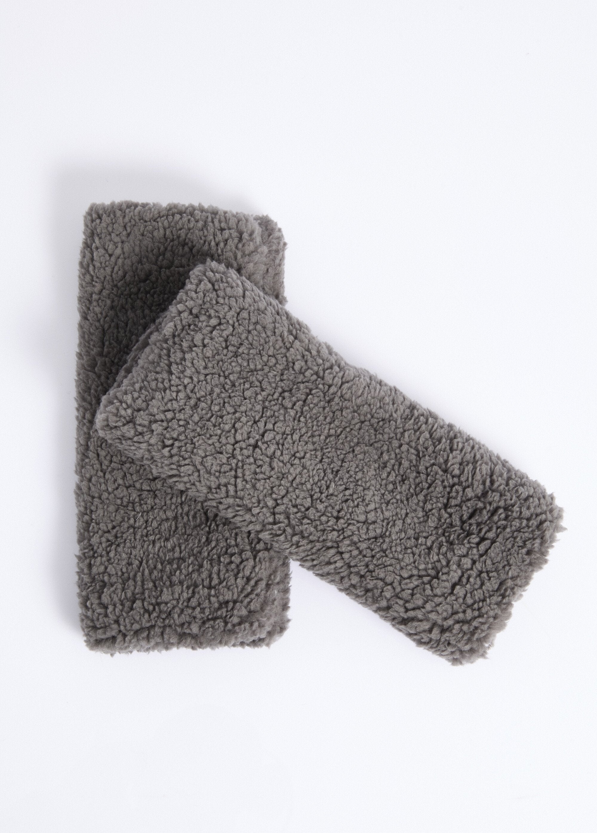 Warm,_plain,_sherpa-style_fleece_mittens_Gray_DE1_slim