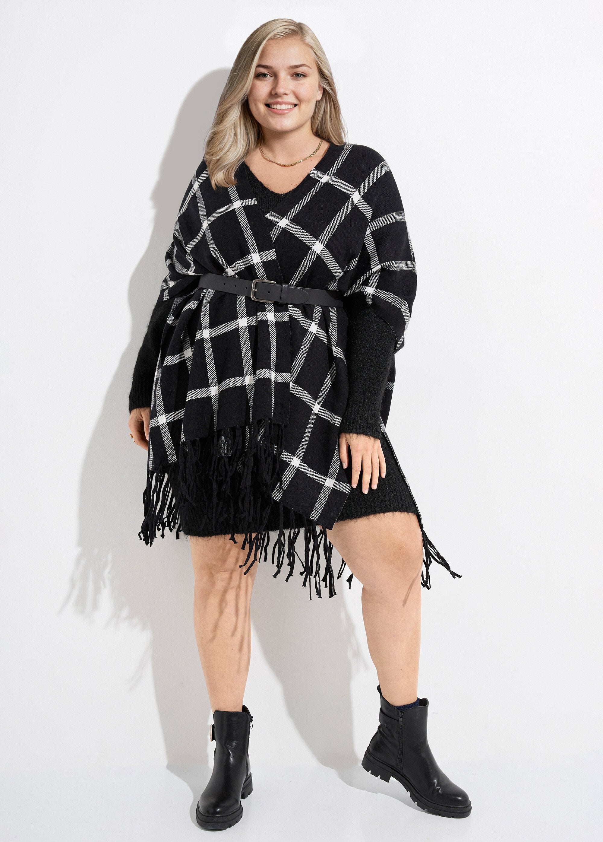 Knitted_cape_poncho_with_check_pattern_Black_tiles_SF1_curvy