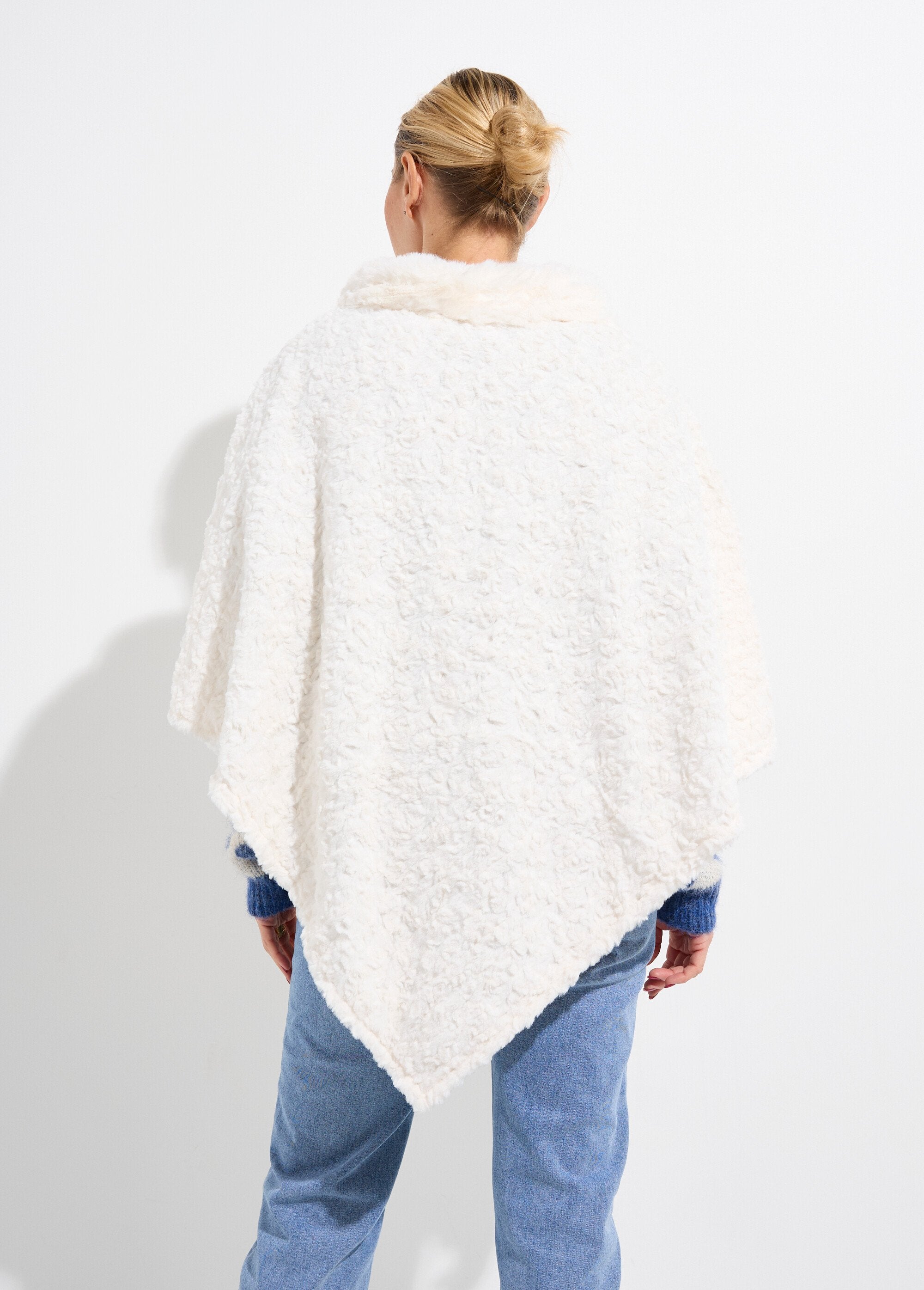 Sherpa-style_fleece_high-neck_poncho_Ecru_DO1_slim