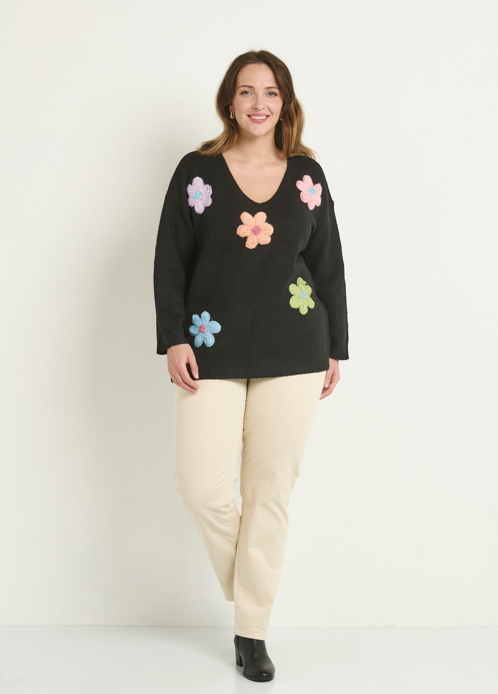 Warm_knitted_sweater_with_flower_applications_Black_SF1_curvy