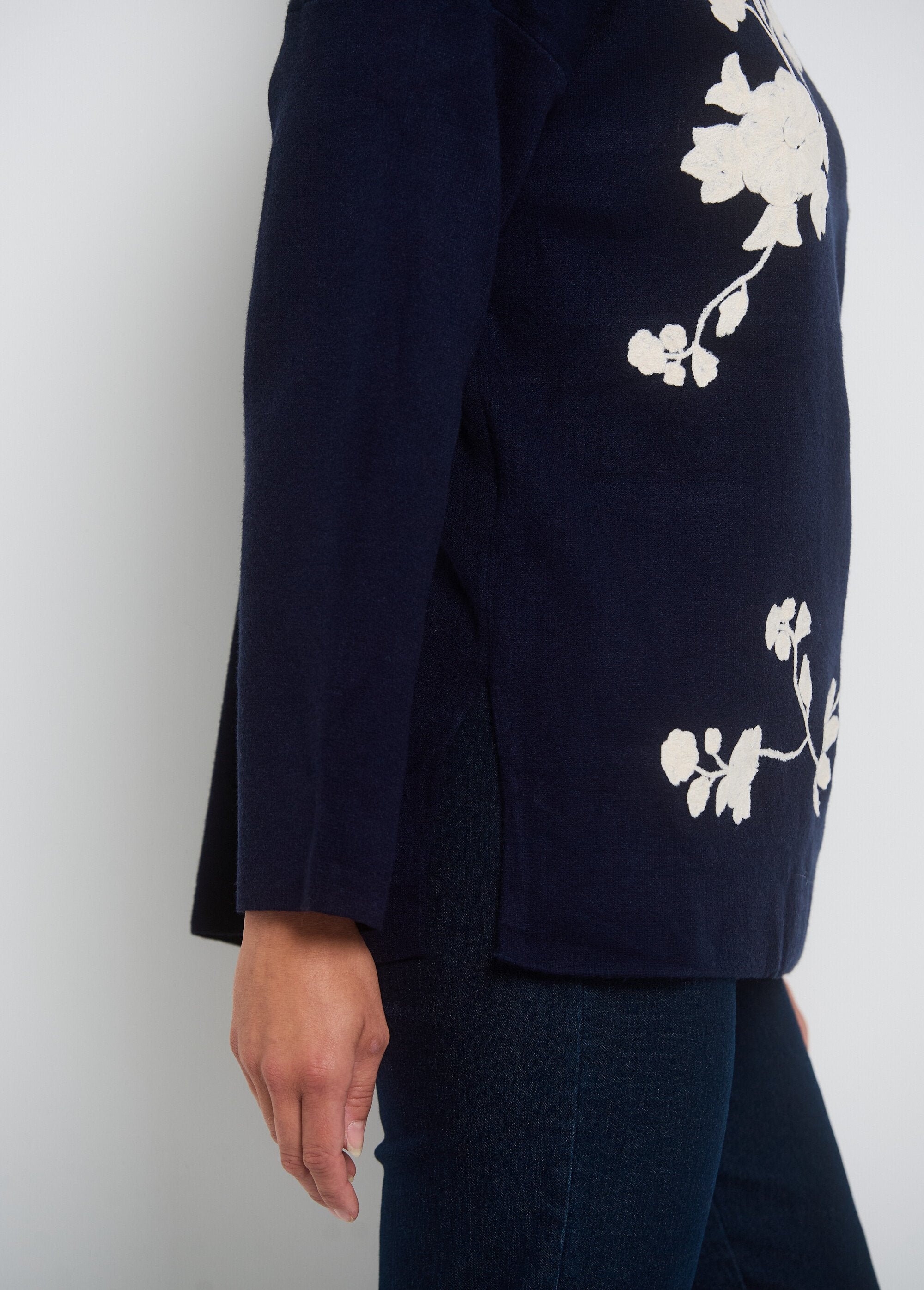 Round_neck_sweater_with_floral_appliqué_pattern_Marine_DR1_slim