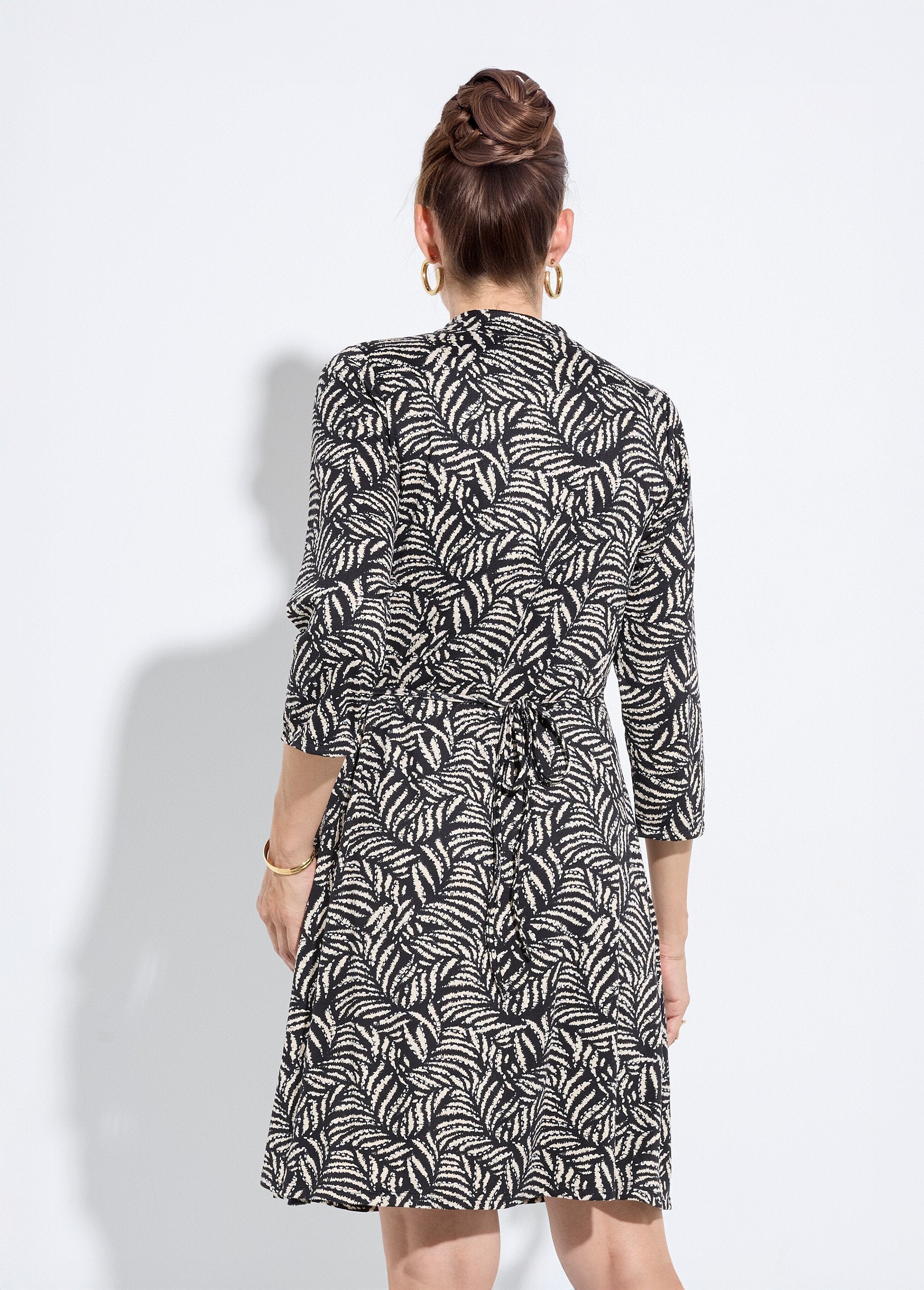 Flowing_wrap_dress_with_foliage_pattern_Black_and_ecru_DO1_slim