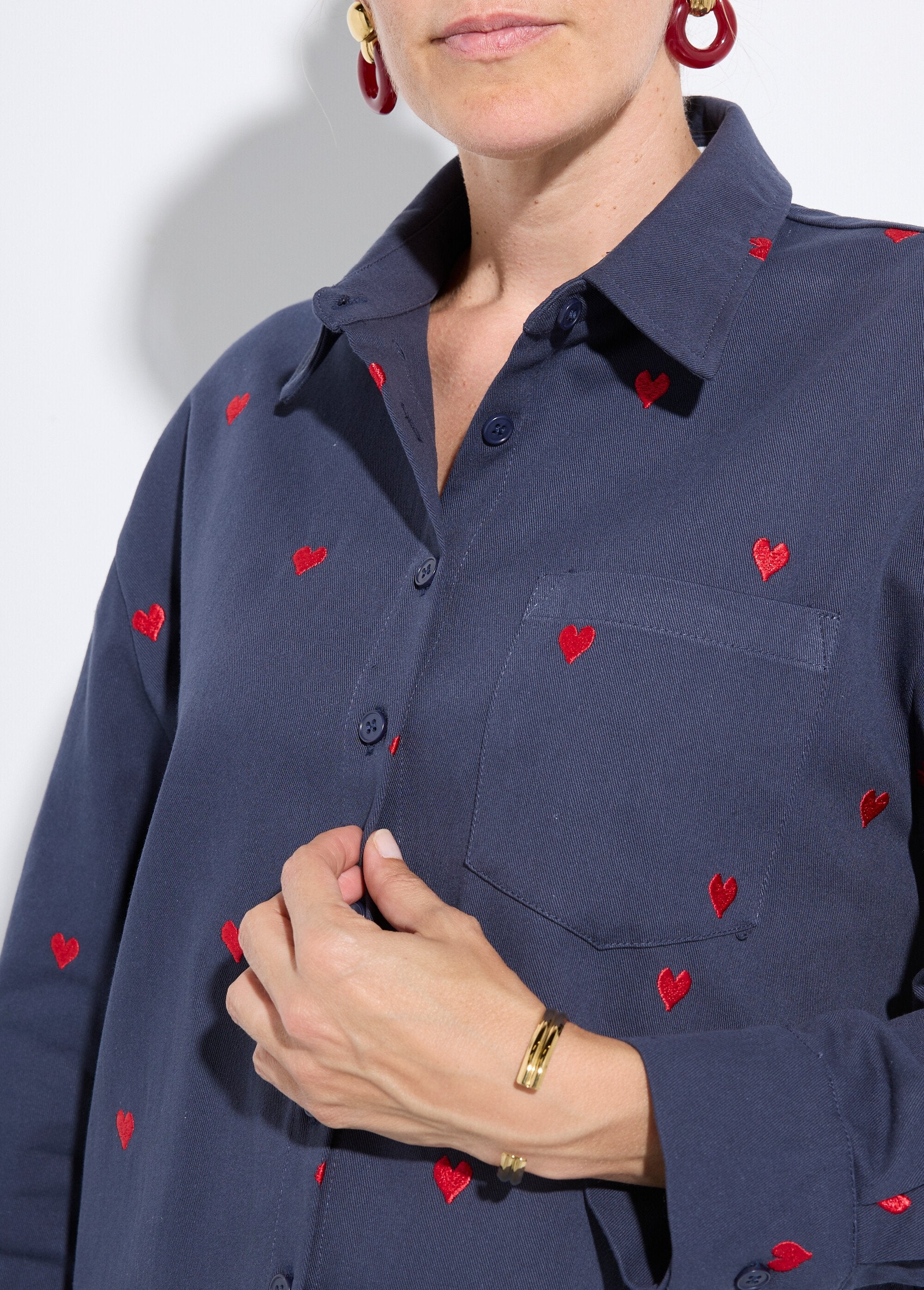 Twill_overshirt_with_embroidered_hearts_Marine_DE2_slim