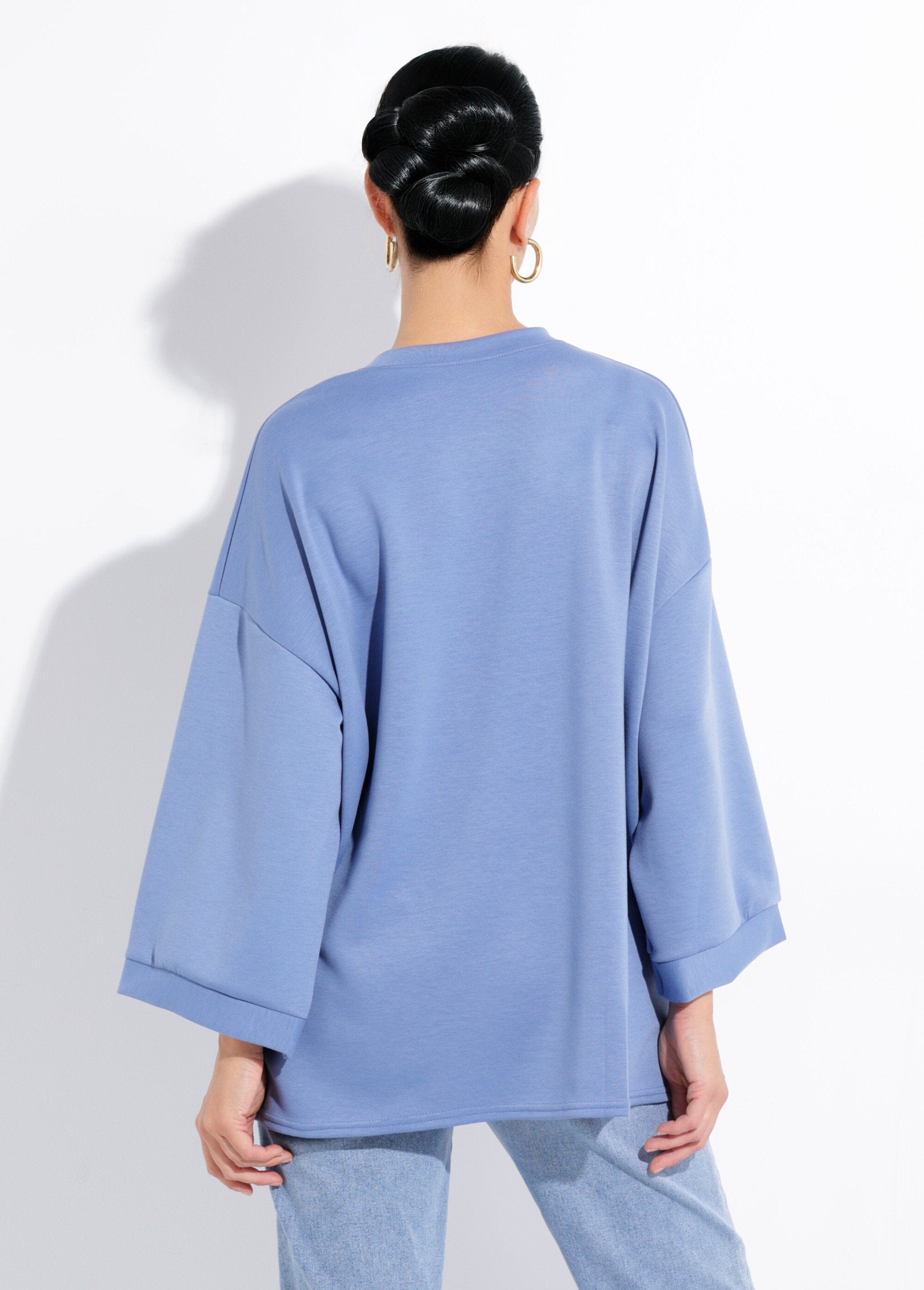 Wide_round_neck_sweatshirt,_3/4_sleeves_Blue_jeans_DO1_slim