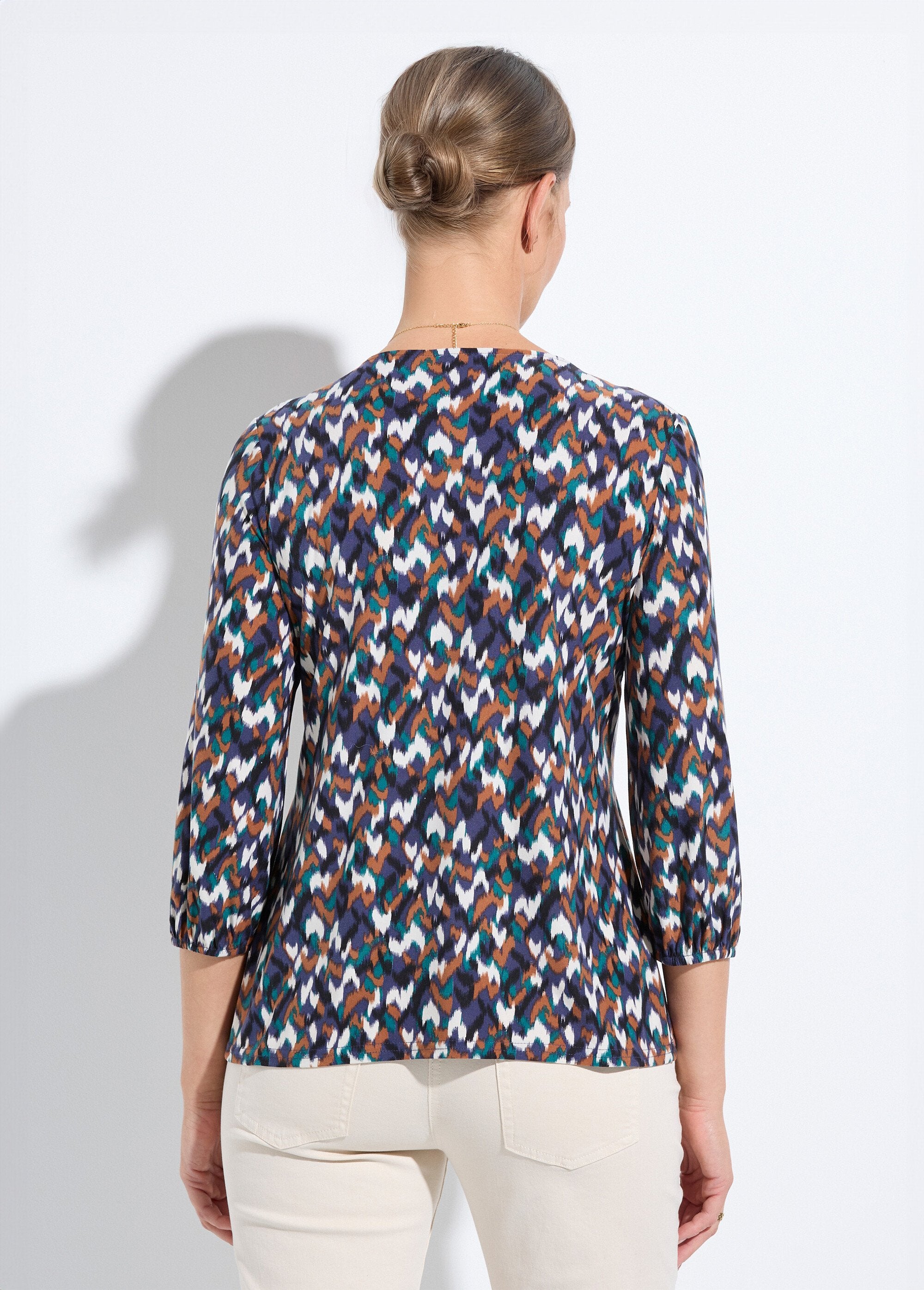 Loose_V-neck_t-shirt_with_3/4_sleeves_and_graphic_print_Navy_and_green_DO1_slim