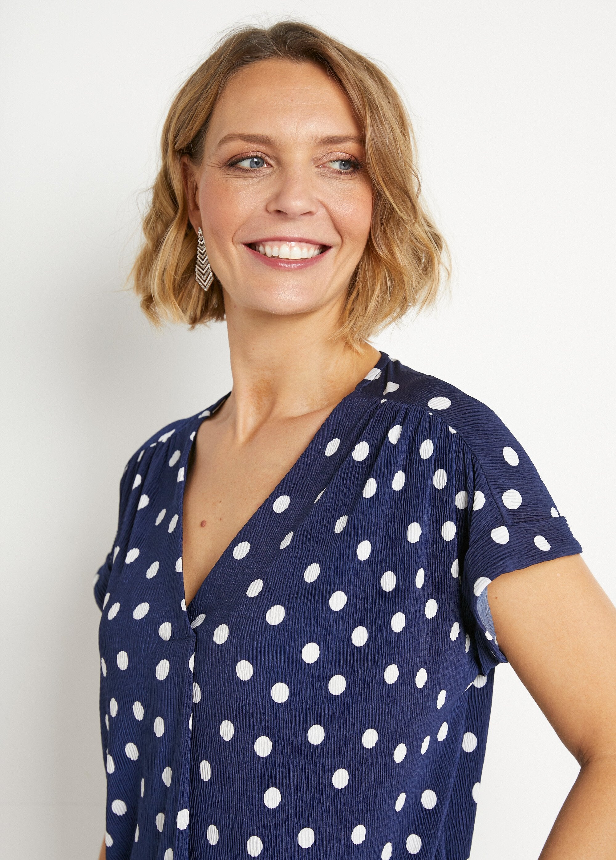 Loose-fitting_polka_dot_print_V-neck_T-shirt_Navy_and_white_DE1_slim