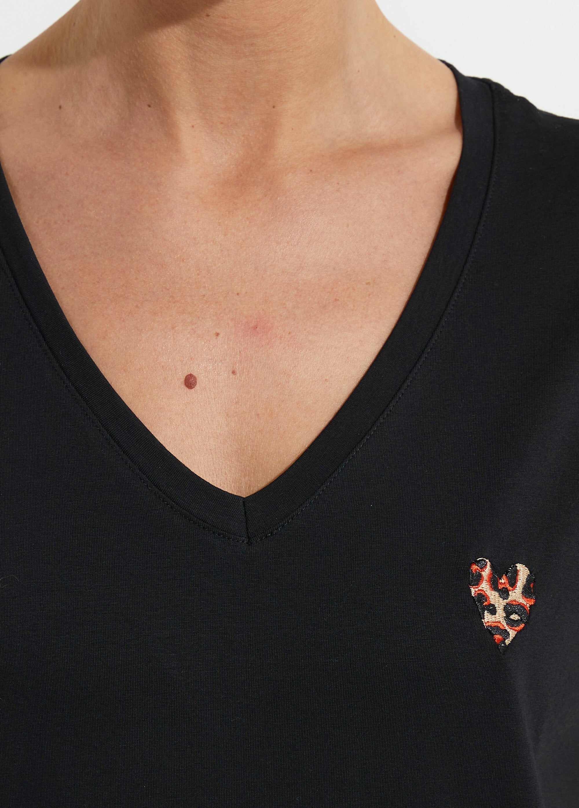 T-shirt_col_V_broderie_léopard_fluo_Noir_DE2_slim