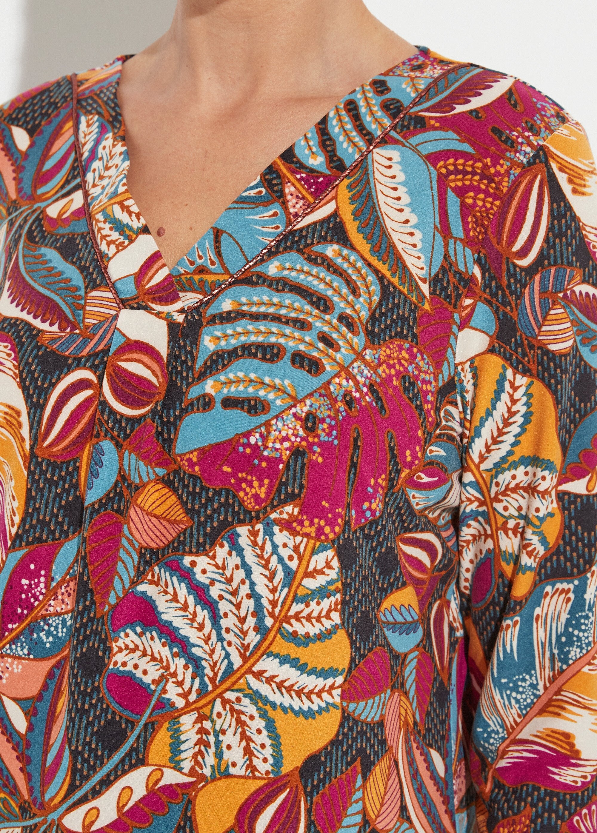 V-neck_long-sleeve_printed_T-shirt_Gooseberry_and_blue_DE1_slim