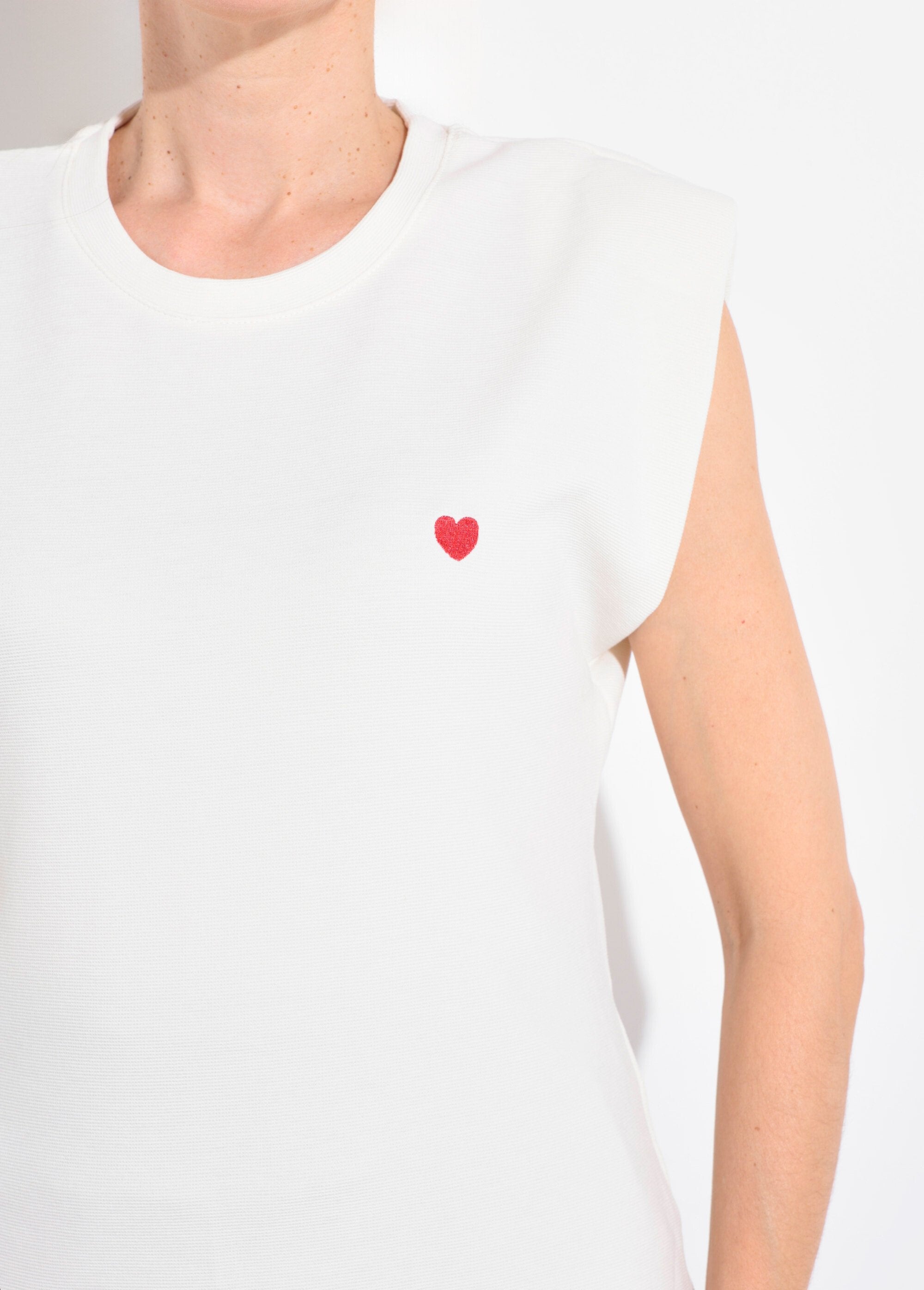Fancy_mesh_T-shirt_with_heart_embroidery_White_DE1_slim