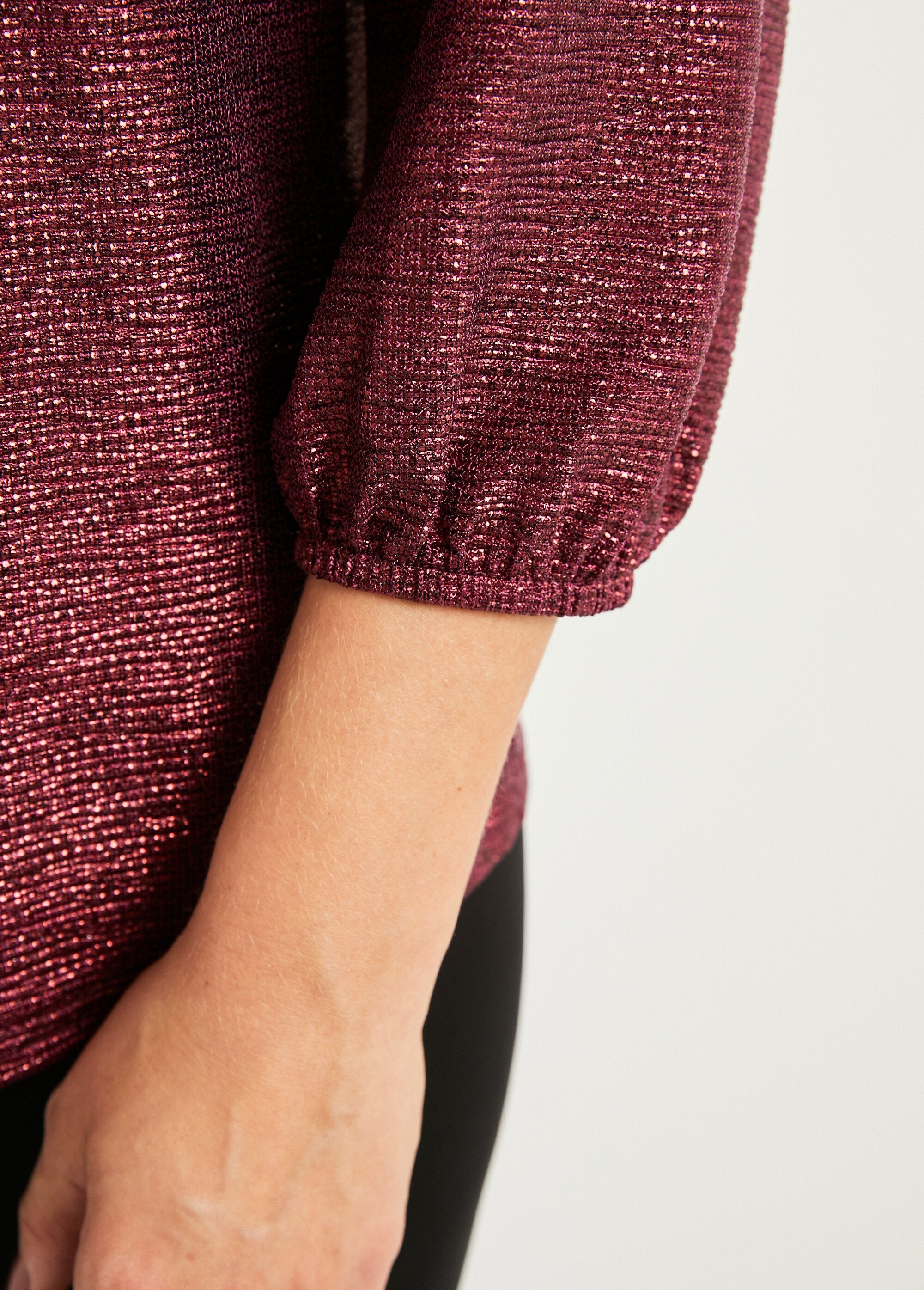 Mid-length_loose_shiny_knit_V-neck_t-shirt_Raspberry_DE3_slim