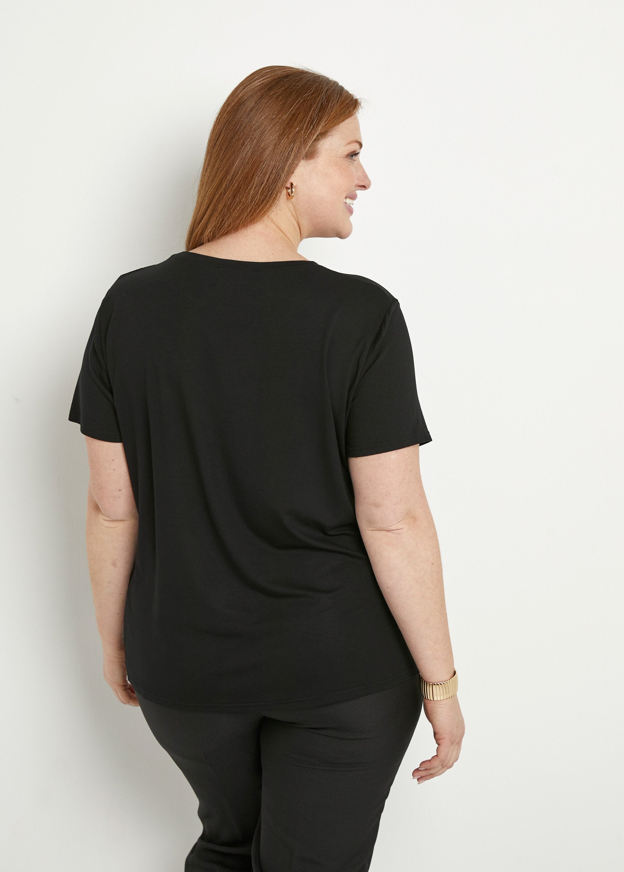 Plain_rhinestone_round_neck_short_sleeve_t-shirt_Black_DO1_curvy