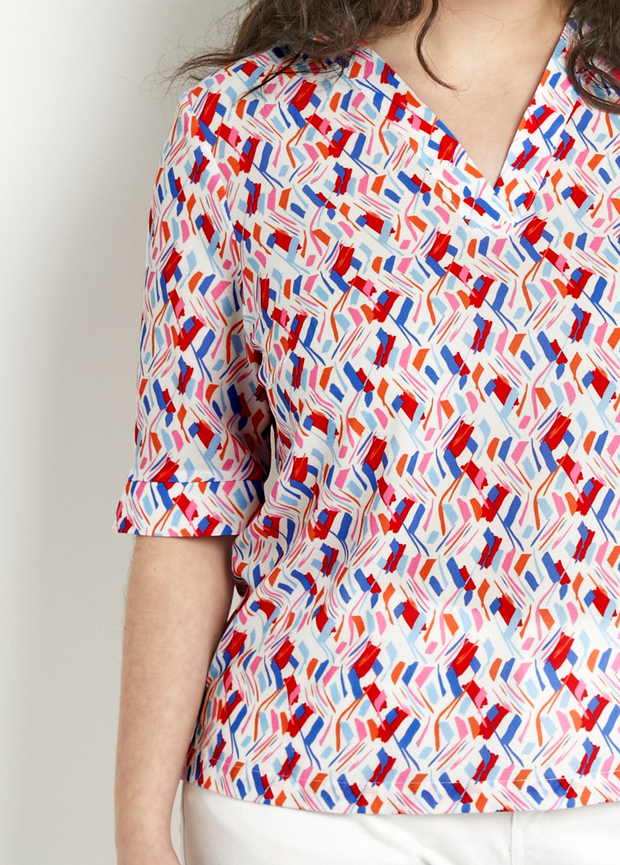 Straight_V-neck_tunic_with_short_printed_sleeves_Blue_and_pink_DE1_curvy