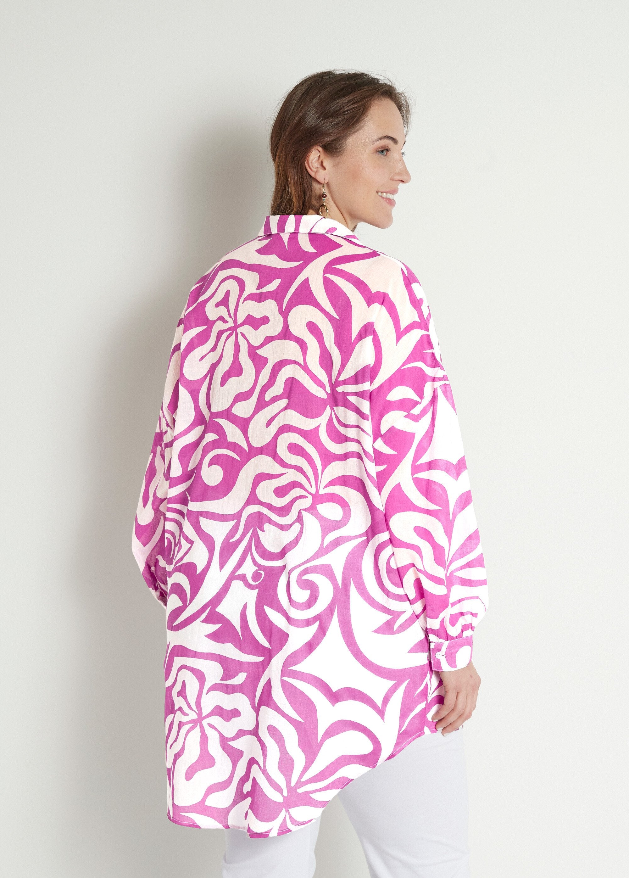 Long_cotton_voile_tunic_with_V-neck_Purple_and_white_DO1_curvy