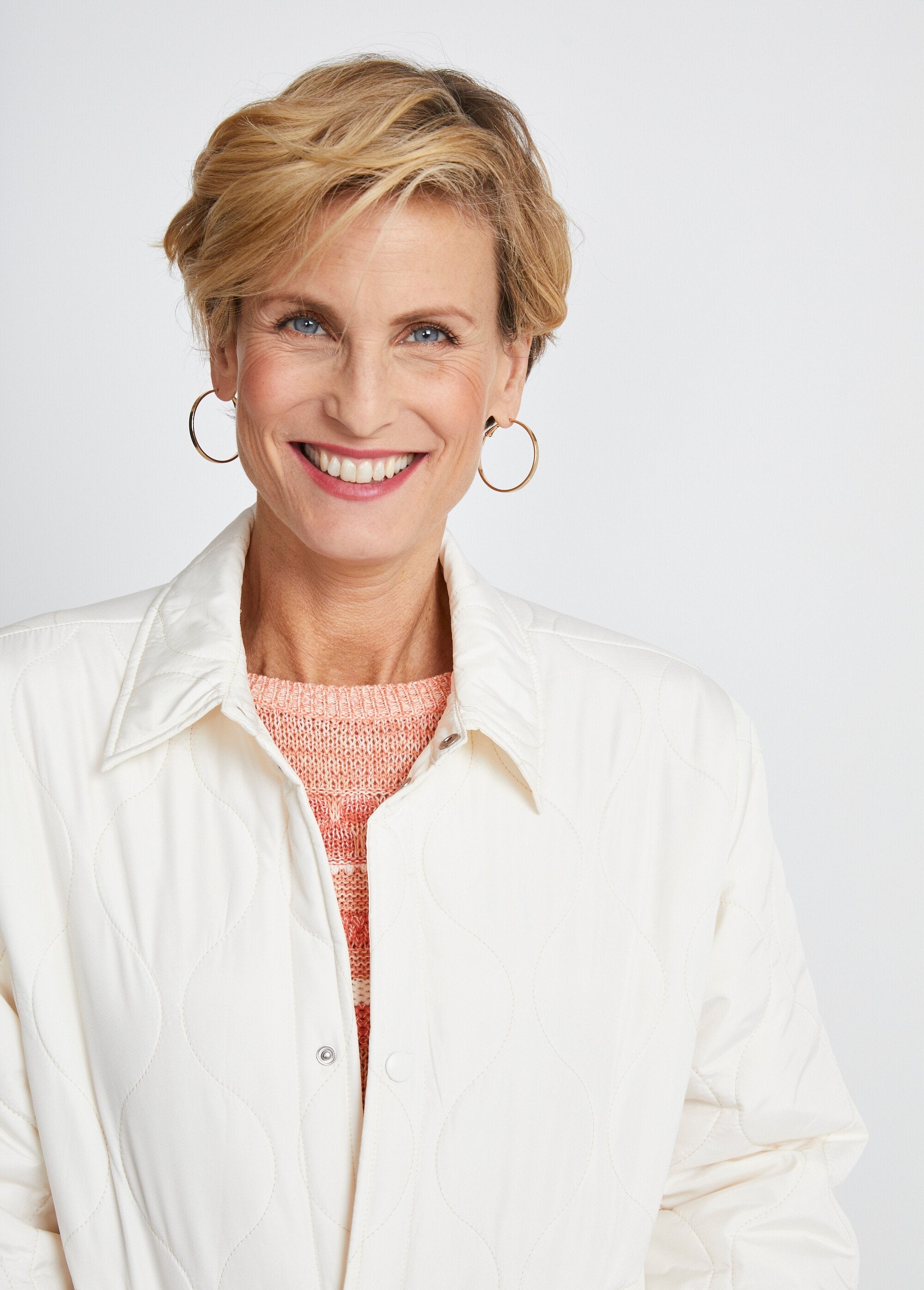 Short_quilted_jacket_with_press_studs_Ecru_DE1_slim