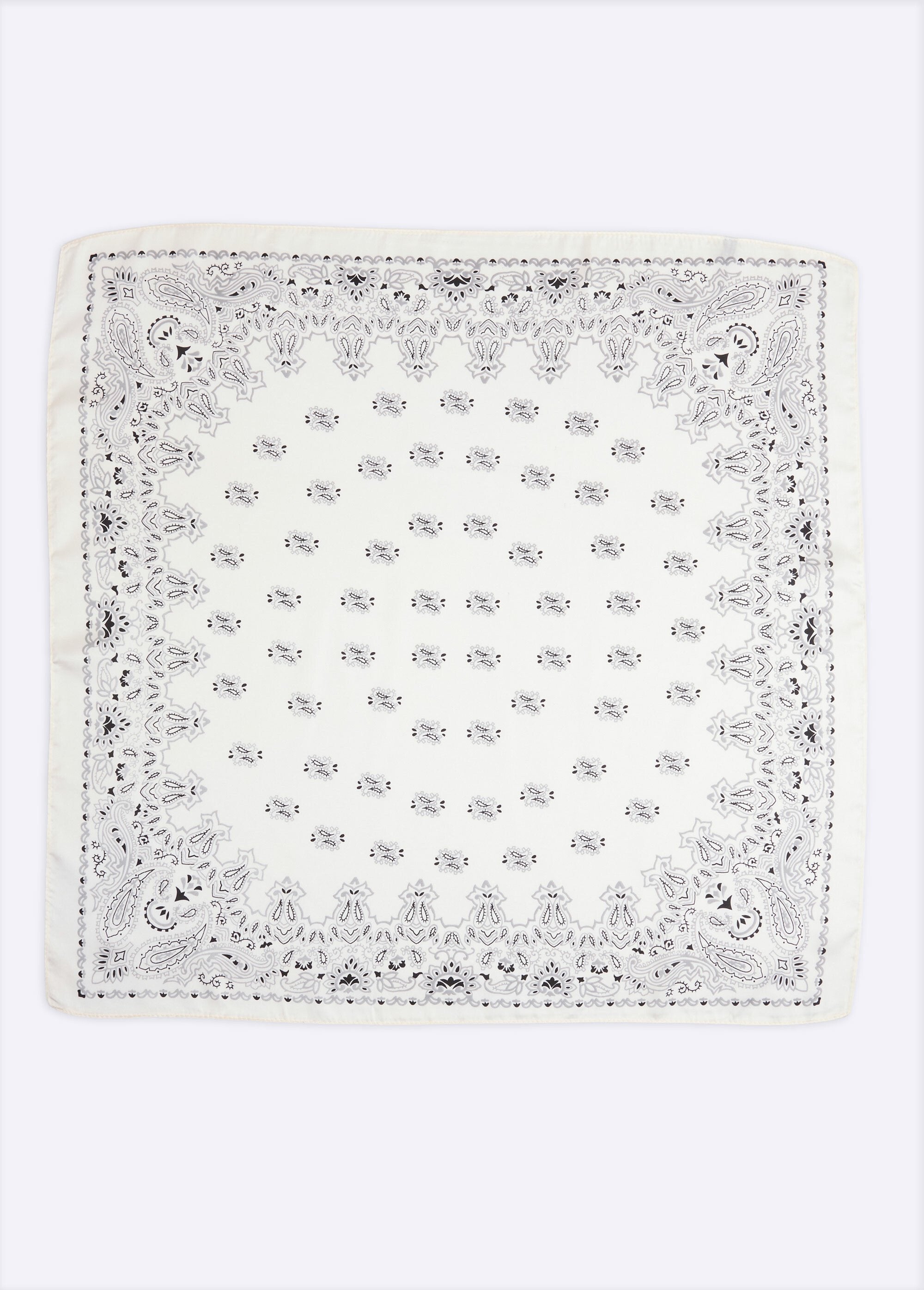 Foulard_carré_en_satin,_motif_bandana_1B_Ecru_DE1_slim