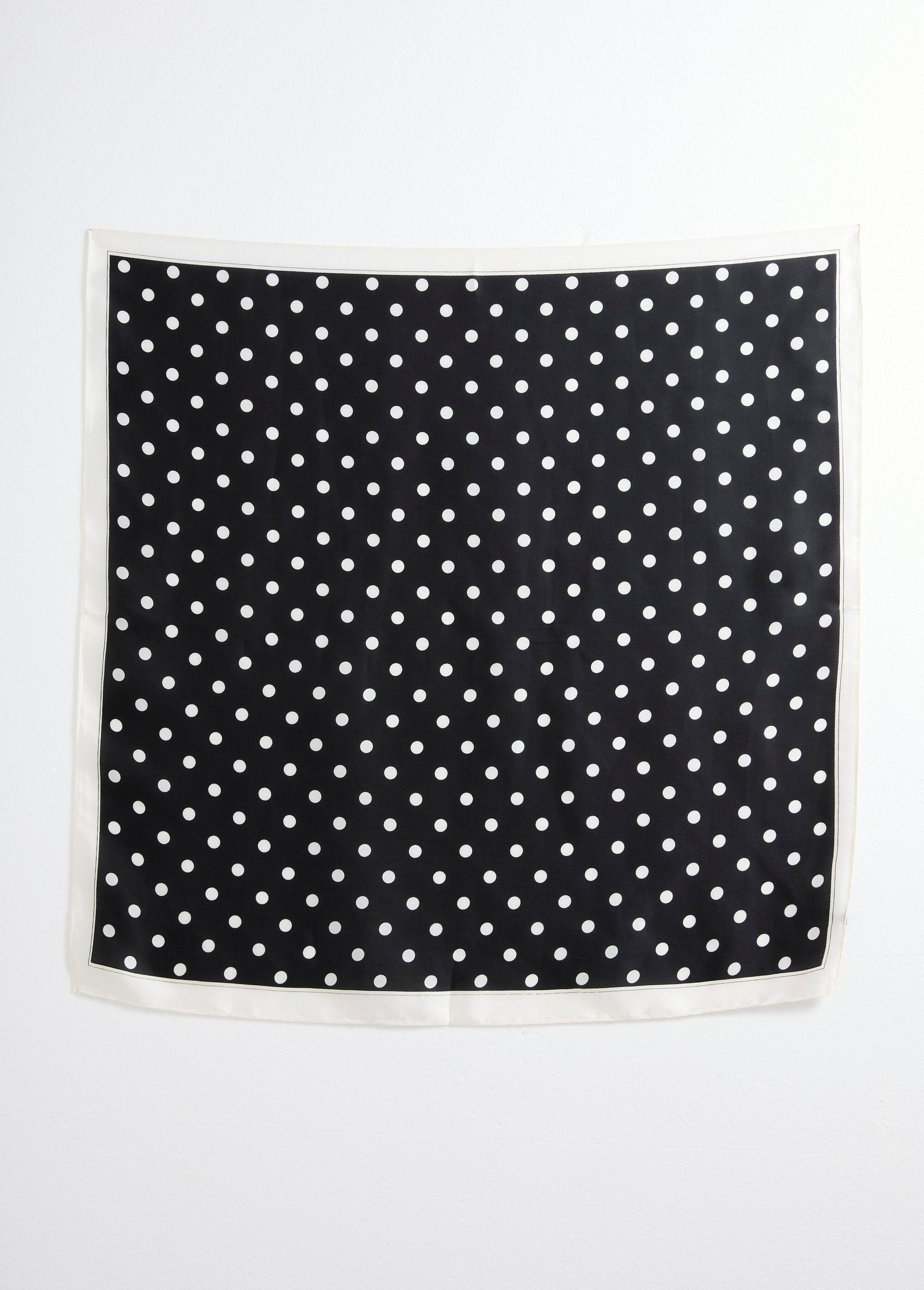Satin_scarf_with_polka_dot_pattern_Black_DE1_slim