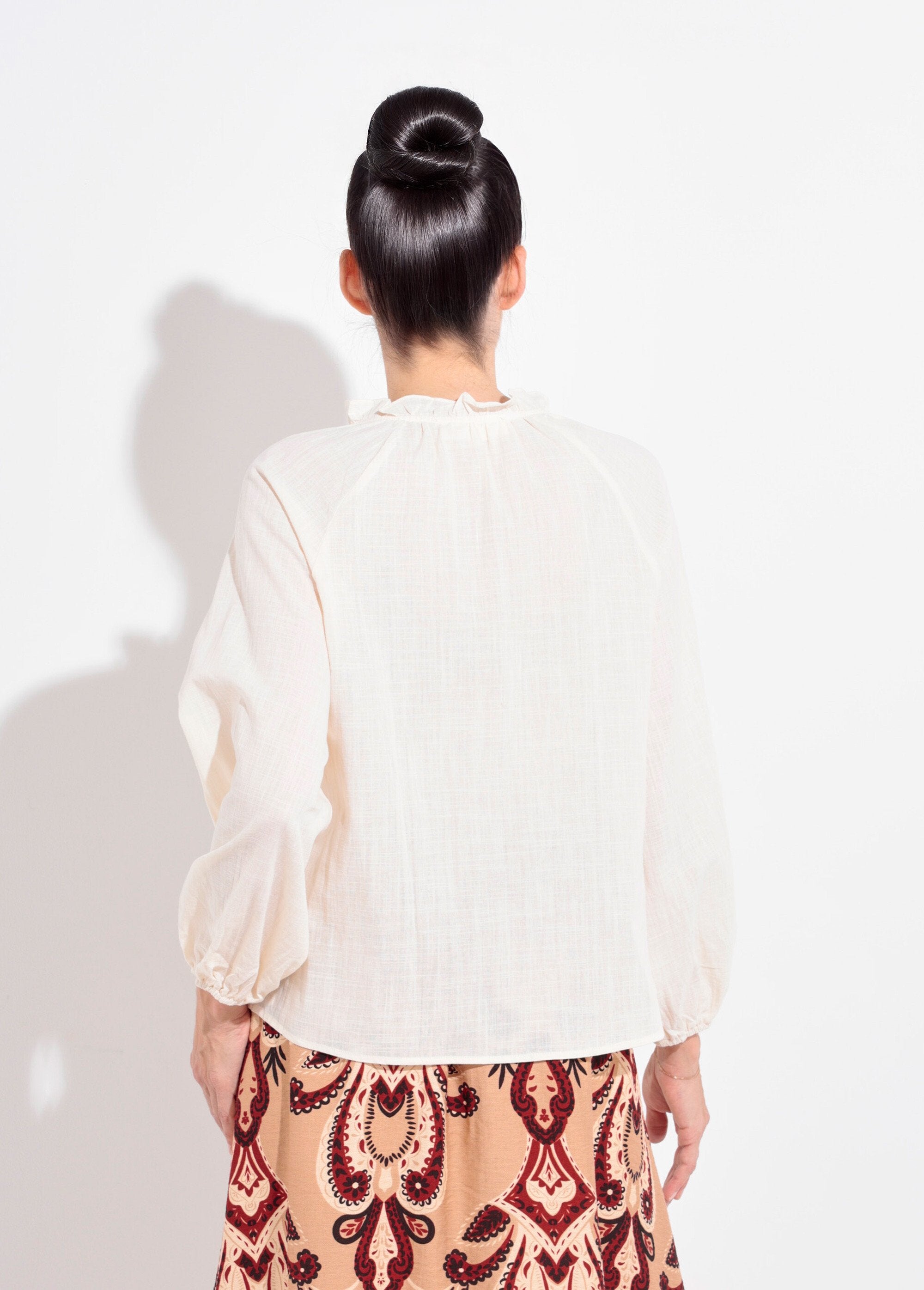 Loose-fitting_V-neck_blouse_with_a_tie_Beige_DO1_slim