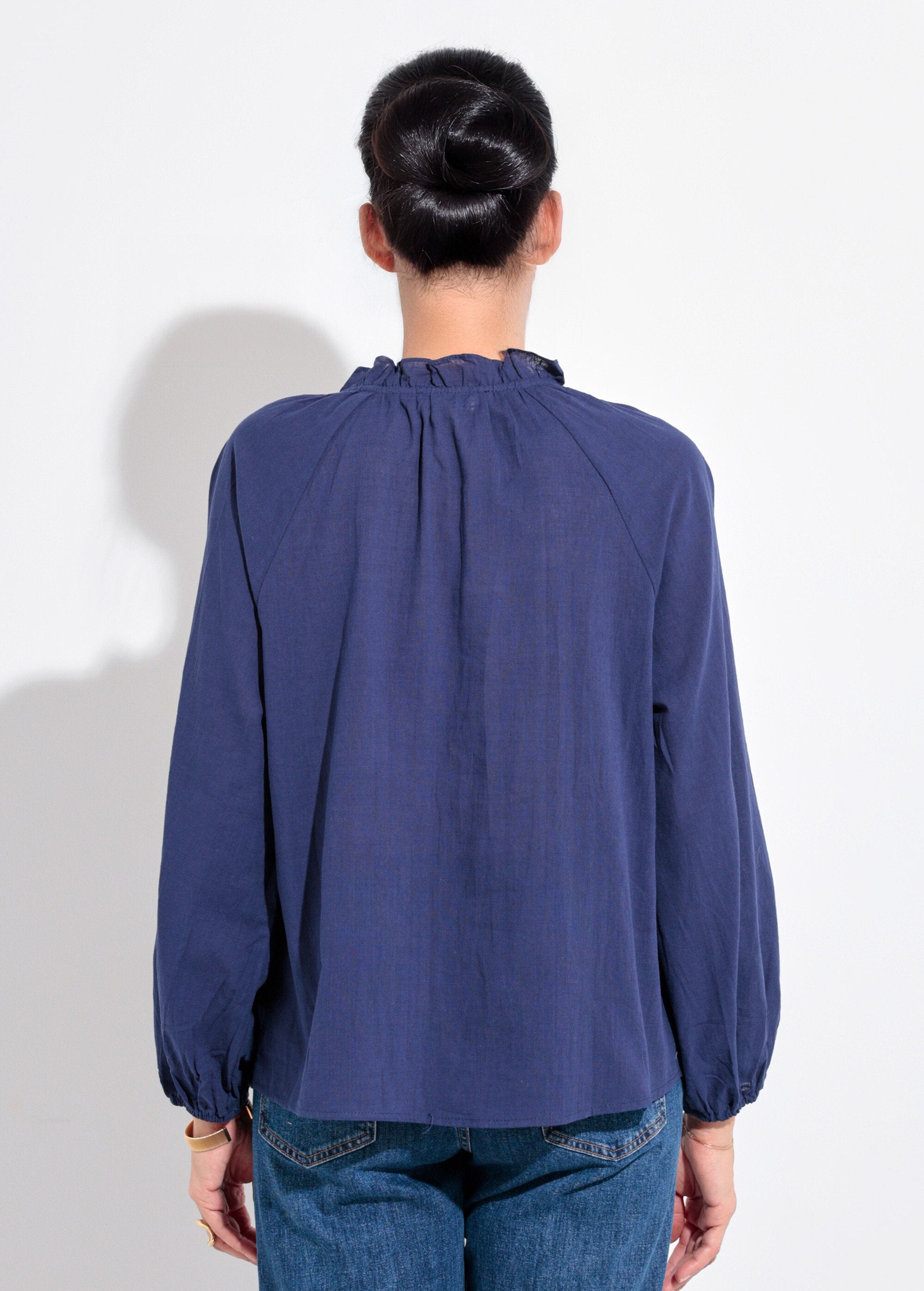 Loose-fitting_V-neck_blouse_with_a_tie_Marine_DO1_slim