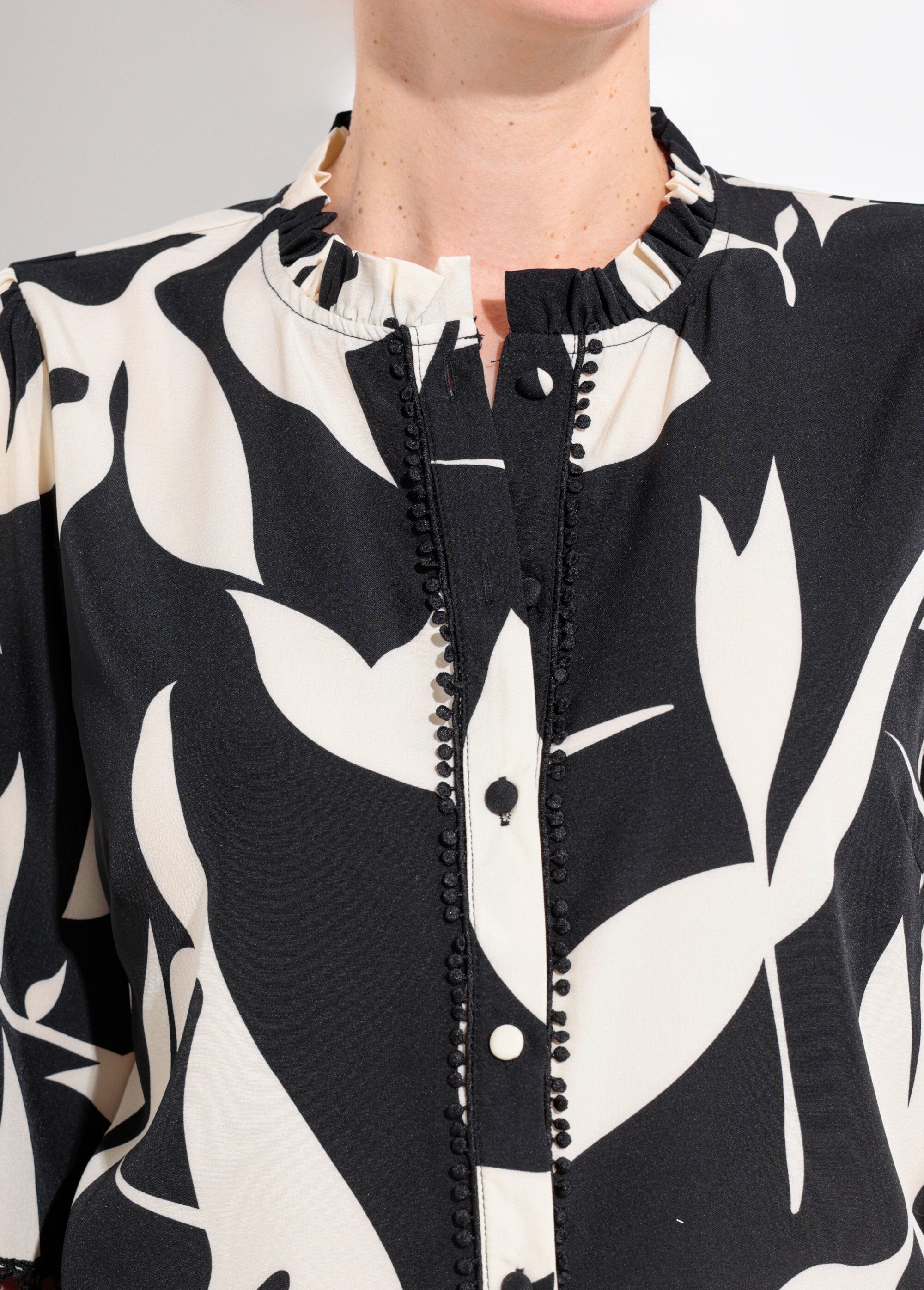 Graphic_pattern_blouse_with_lace_details_Black_and_white_DE1_slim