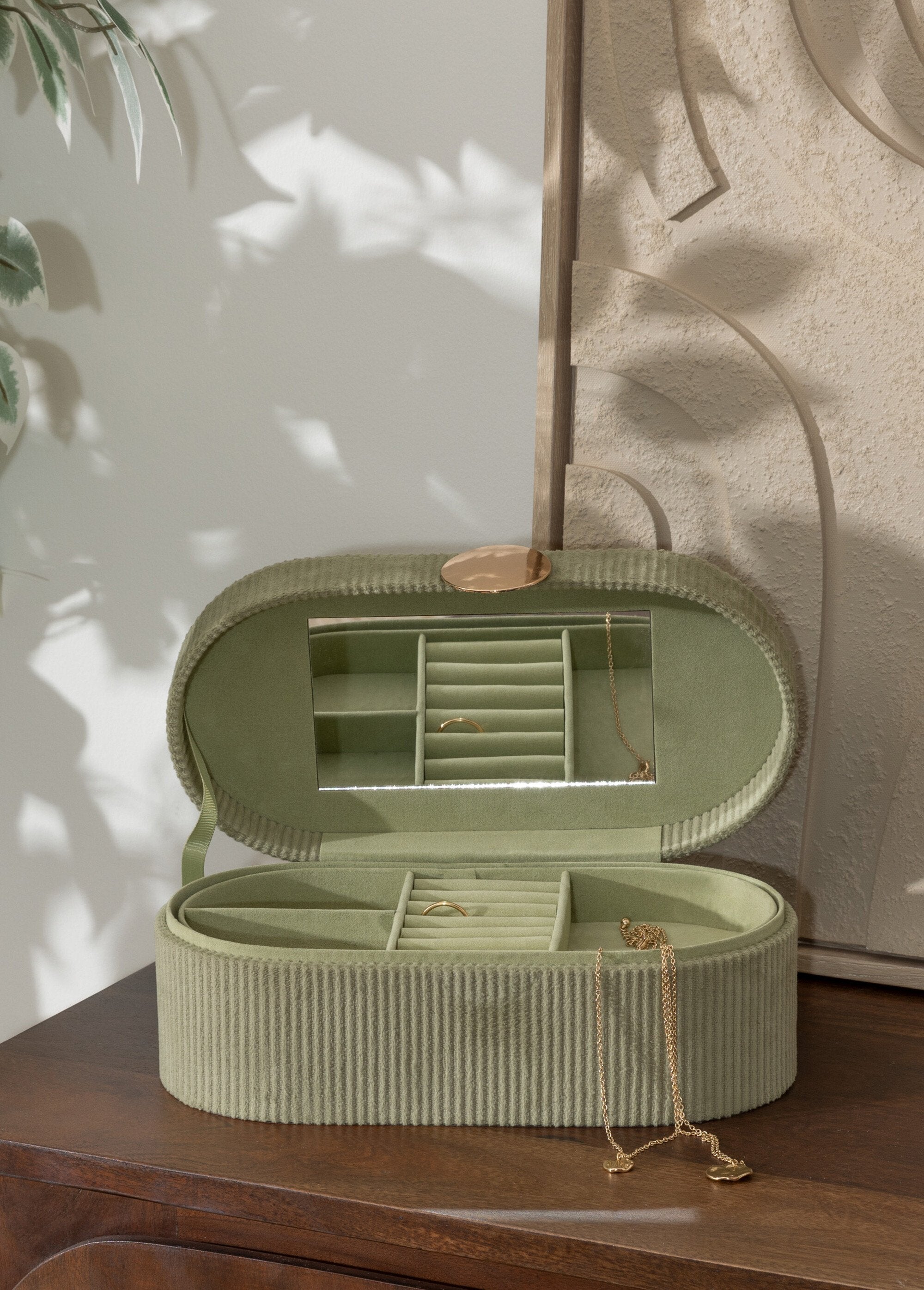 Oval_velvet_jewelry_box_Green_SF1_slim