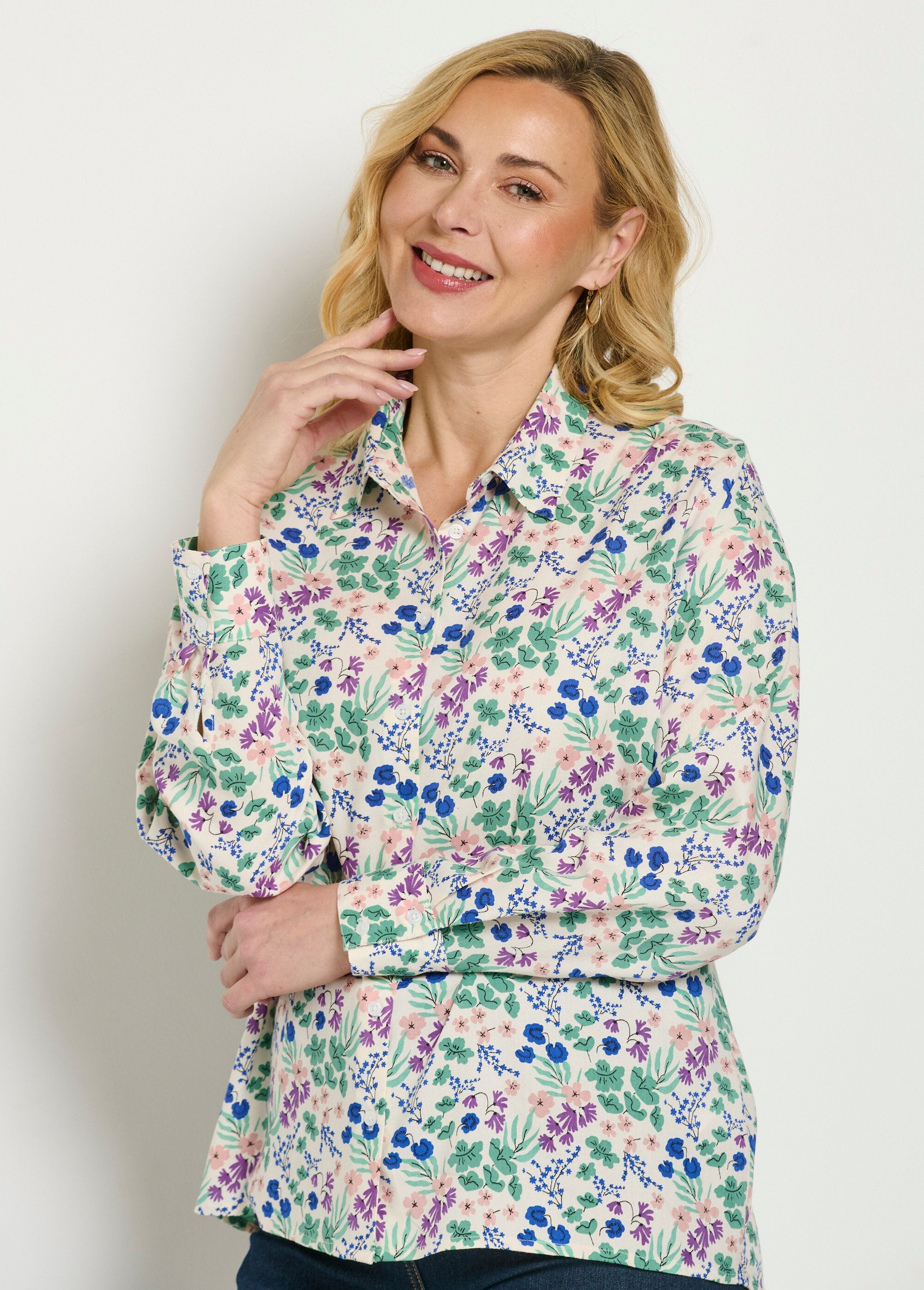 Long,_flowing_floral_print_button-up_blouse_Green_and_white_DE1_slim