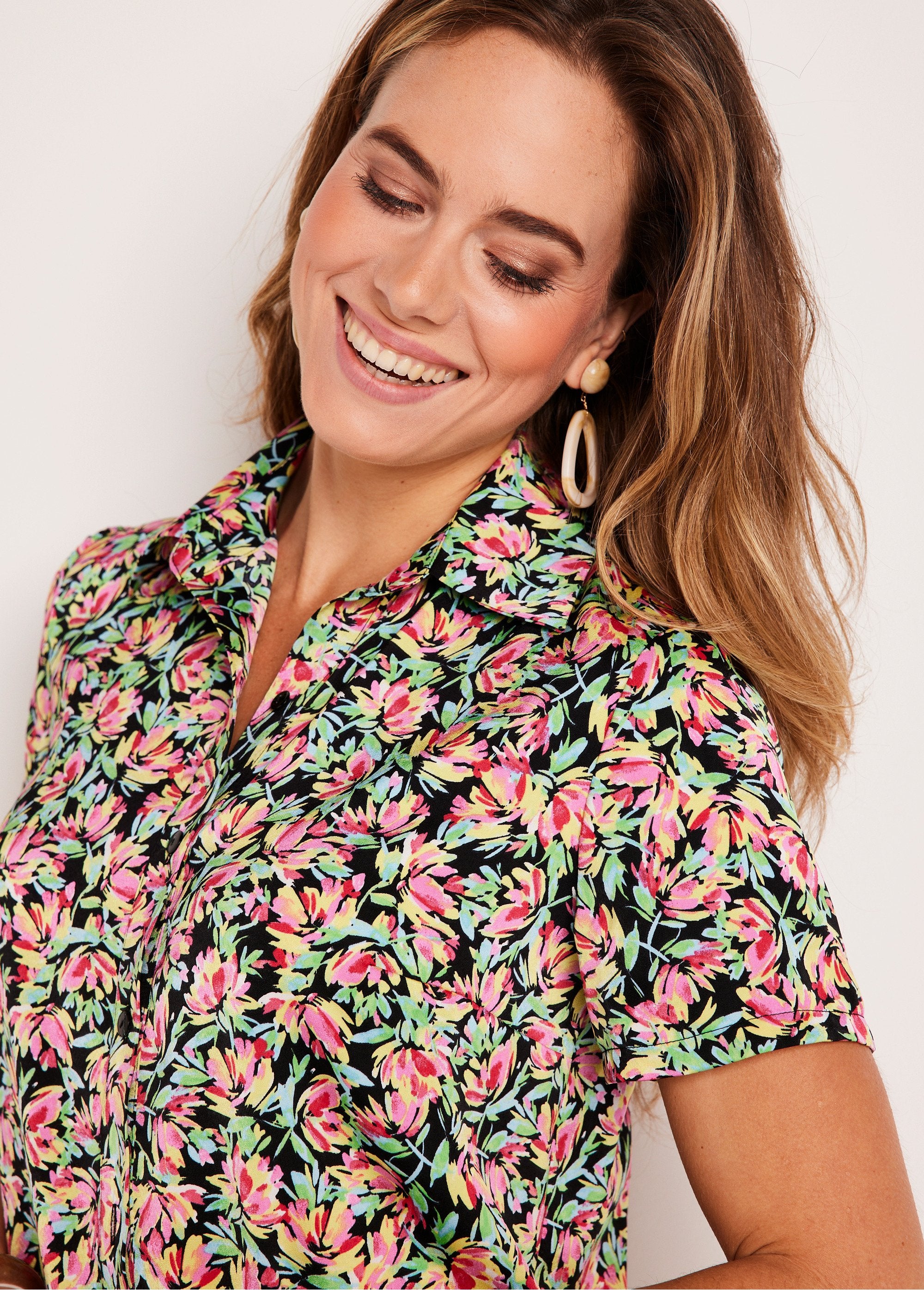 Short-sleeved_floral_satin_blouse_Green_and_pink_DE1_slim