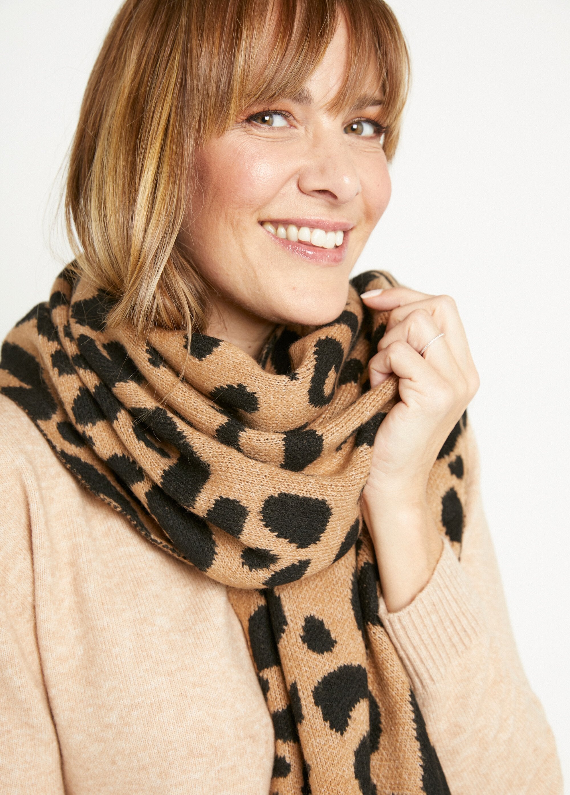 Warm_wool_knit_scarf_with_leopard_pattern_Leopard_DE2_slim