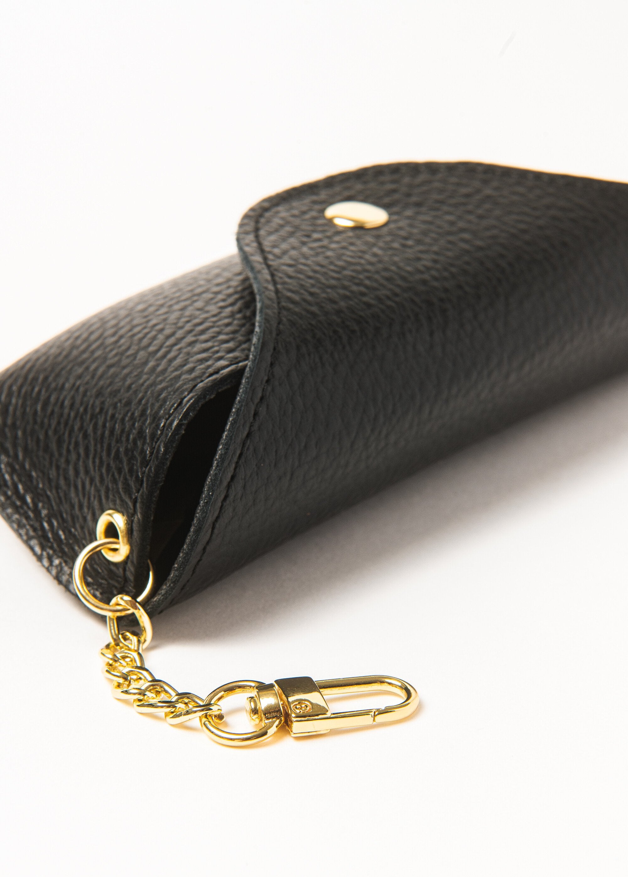 Colored_glasses_case_with_chain_Black_DE2_slim