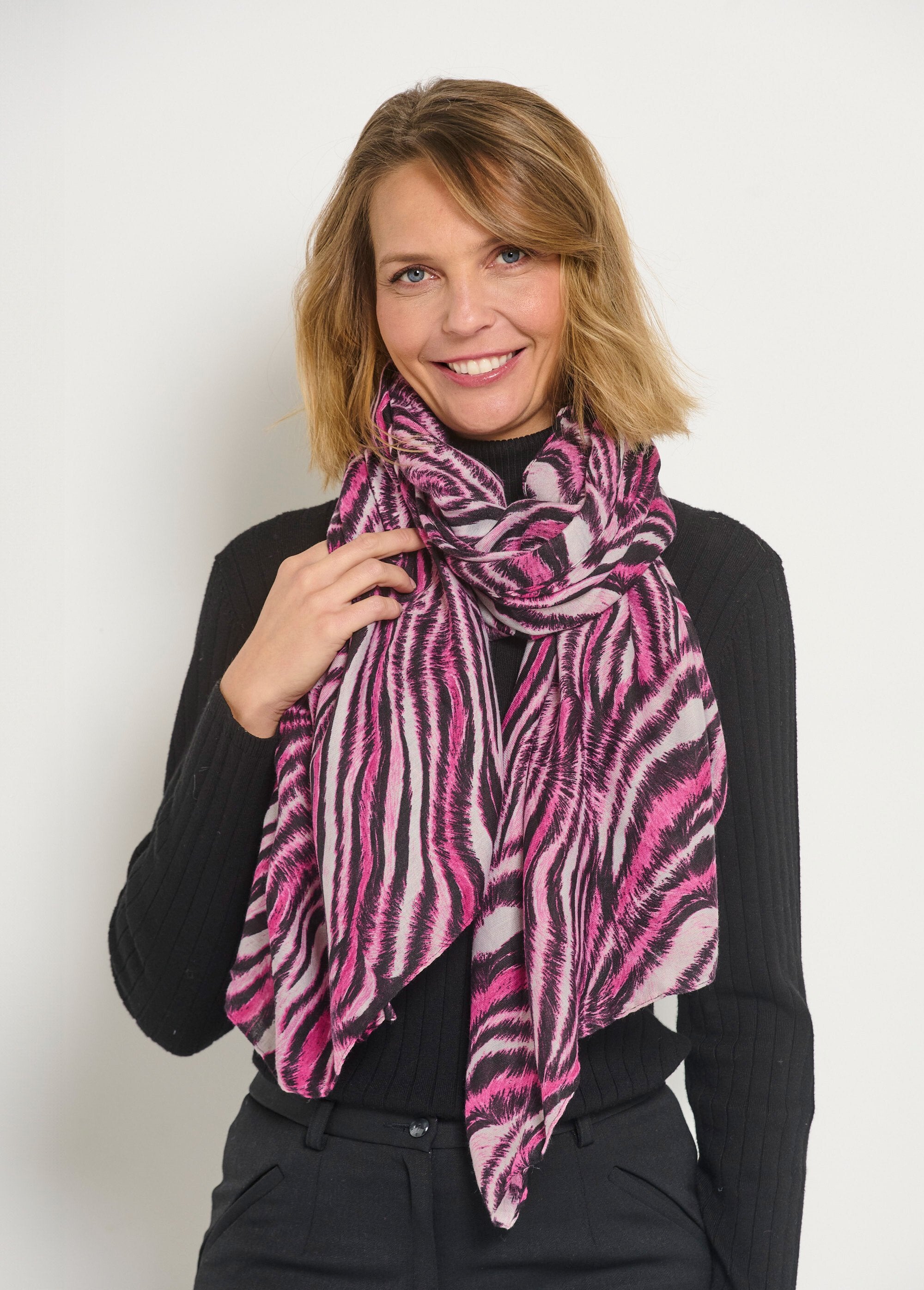 Revisited_animal_motif_scarf_Pink_and_black_FA1_slim