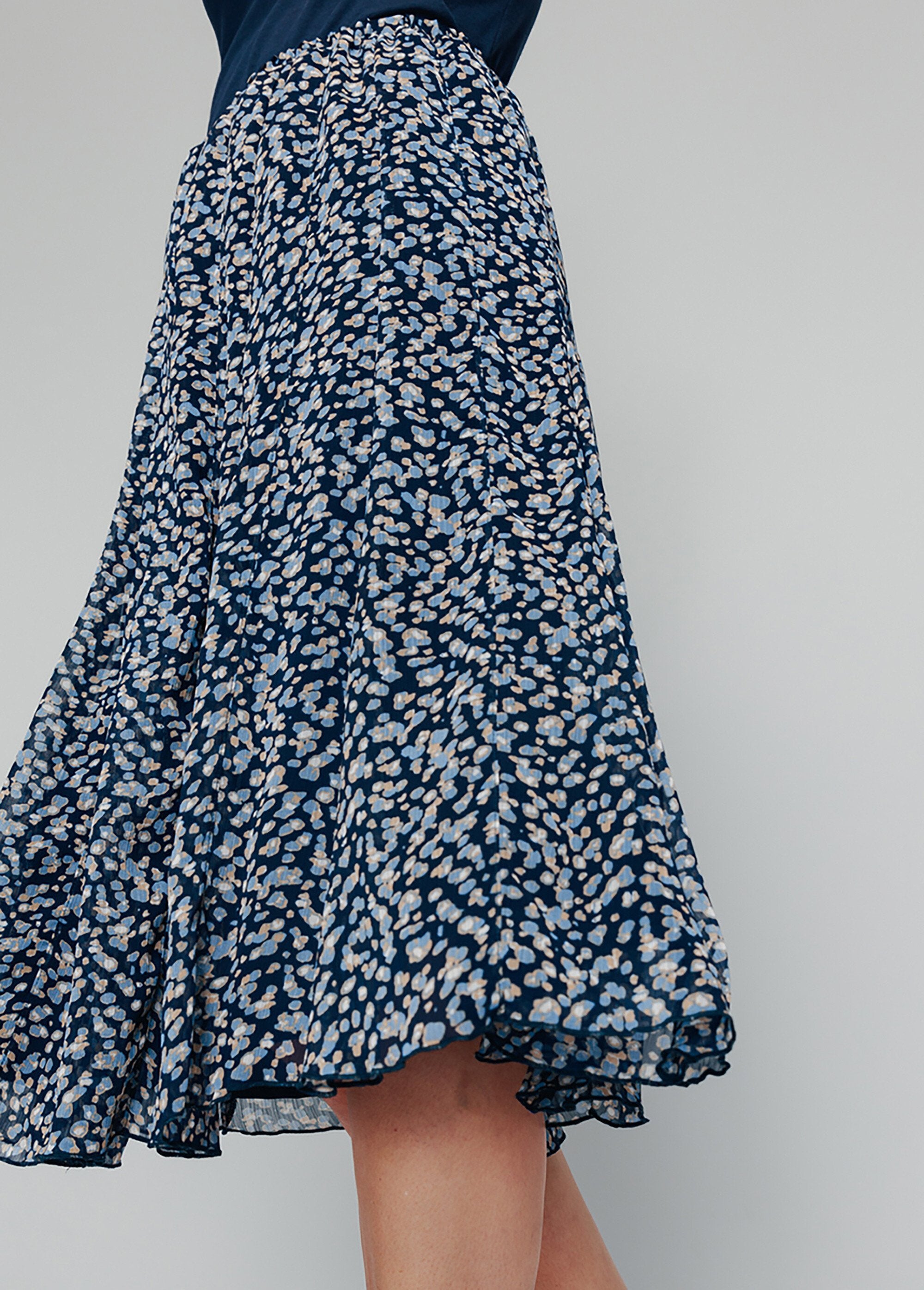 Mid-length_printed_voile_flared_skirt_Navy_and_beige_DE1_slim