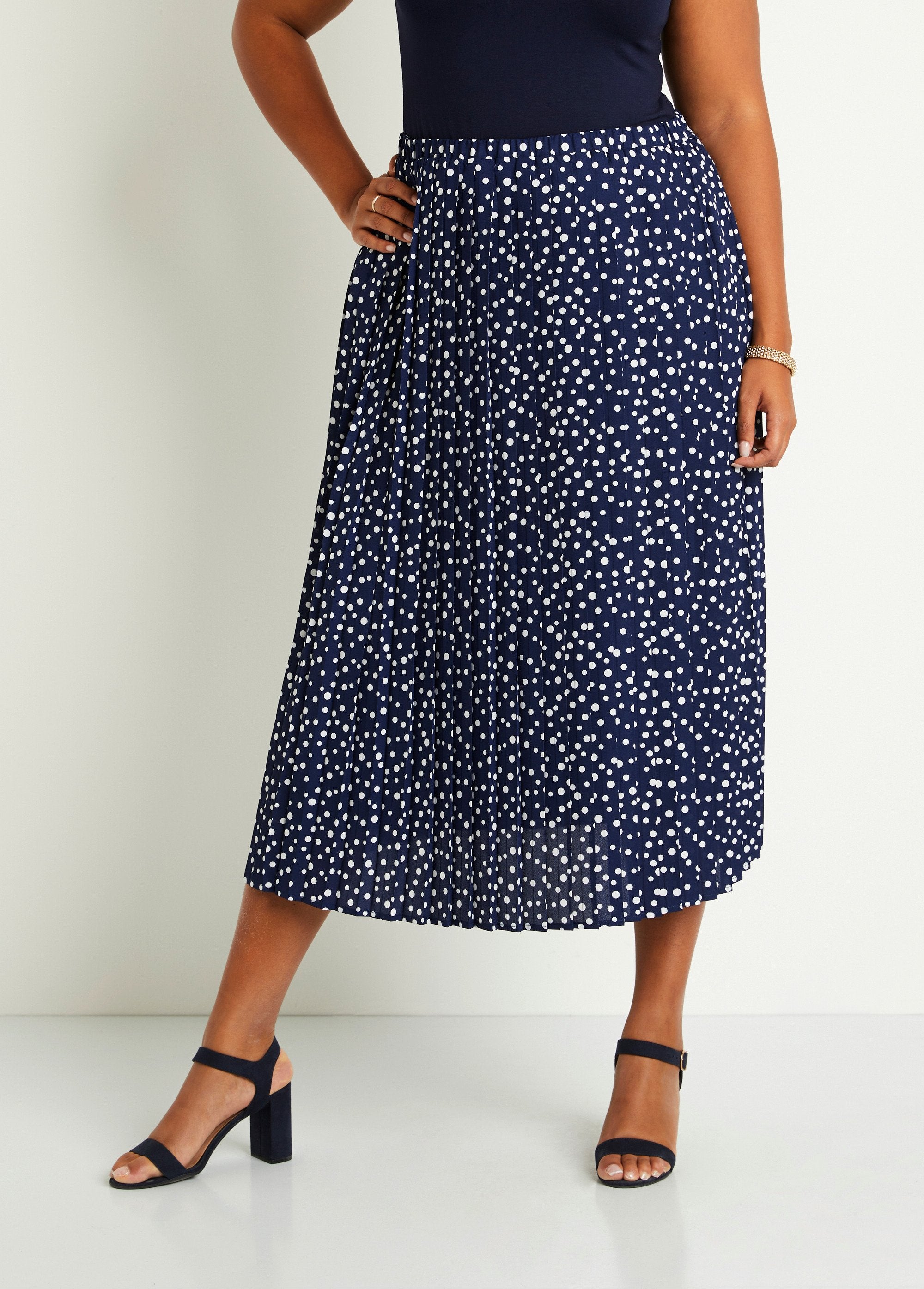 Long_pleated_polka_dot_print_skirt_Navy_and_white_FA1_curvy