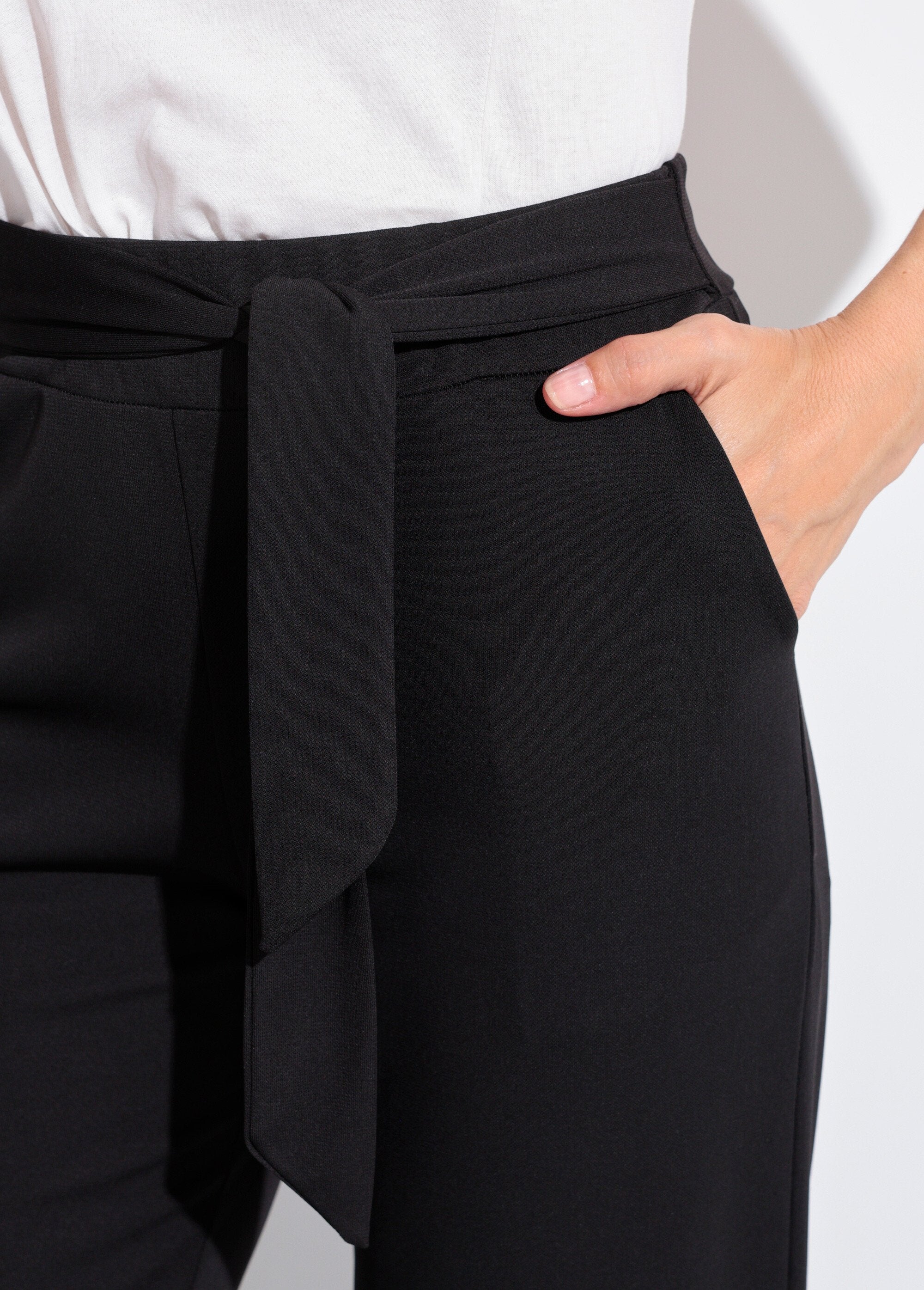 Stretchy_flowing_pants_with_belt_Black_DE1_slim