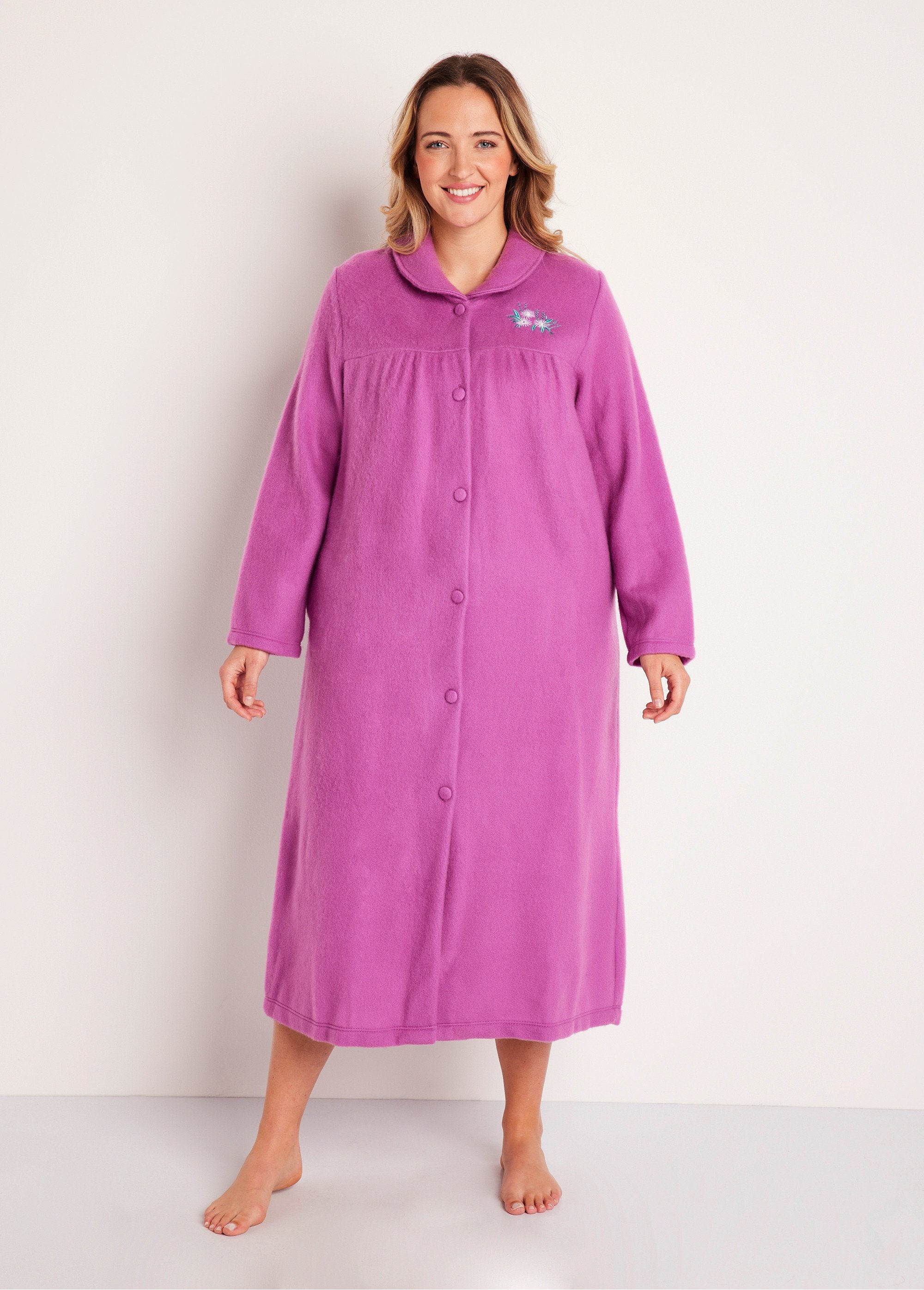 Long_embroidered_fleece_buttoned_bathrobe_with_shawl_collar_Violin_FA1_curvy