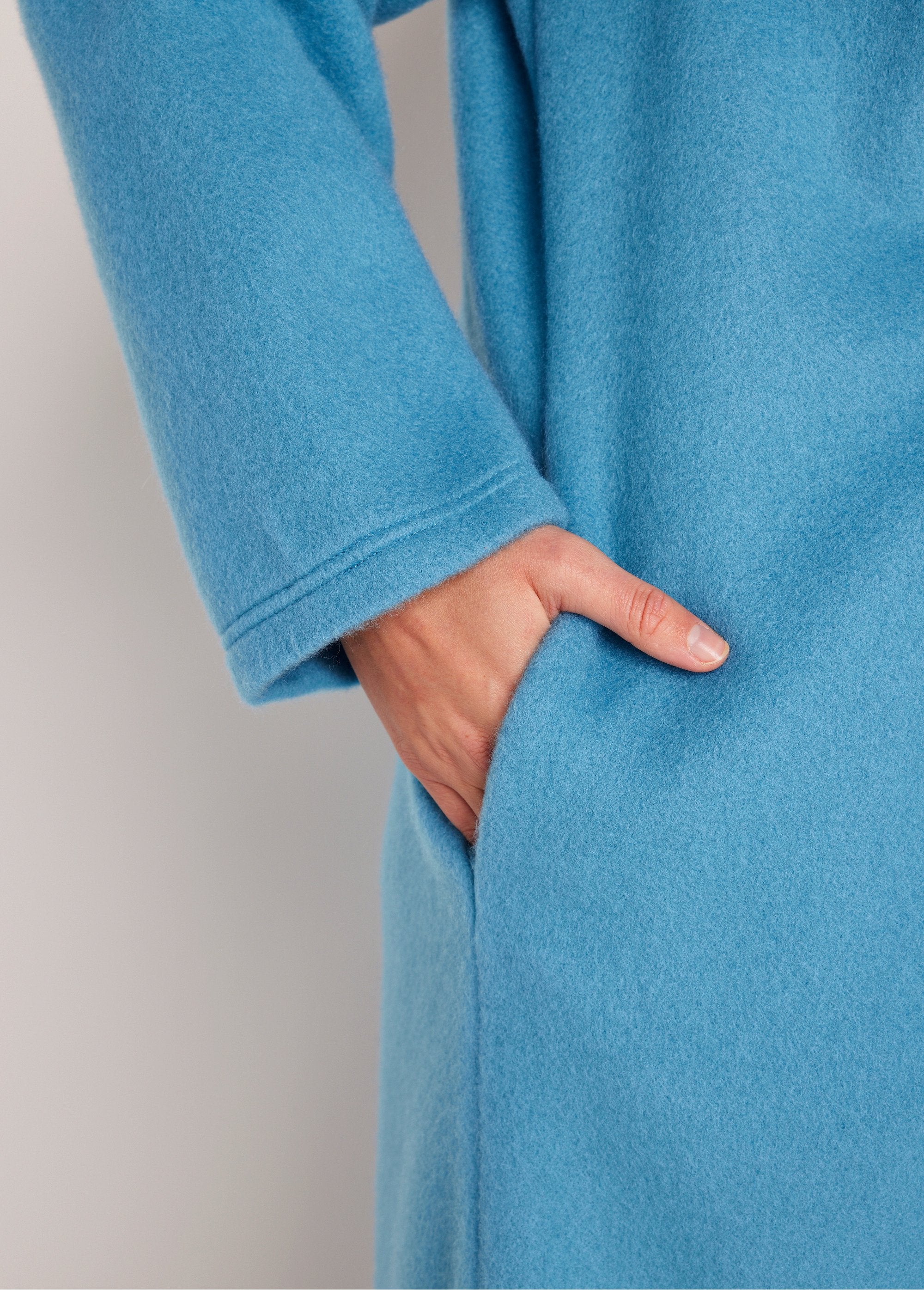 Long_embroidered_fleece_buttoned_bathrobe_with_shawl_collar_Blue_Duck_DE2_curvy