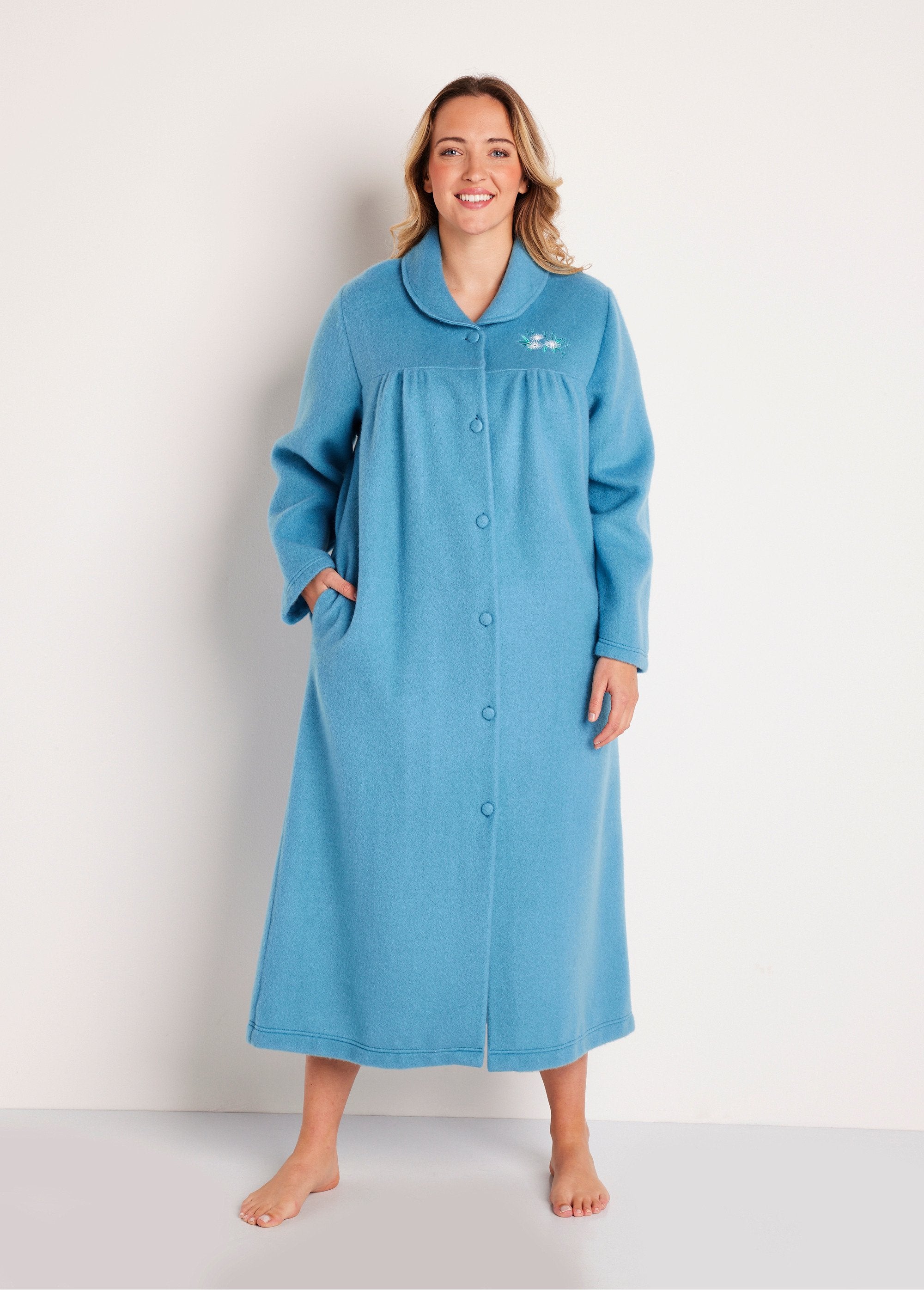 Long_embroidered_fleece_buttoned_bathrobe_with_shawl_collar_Blue_Duck_FA1_curvy