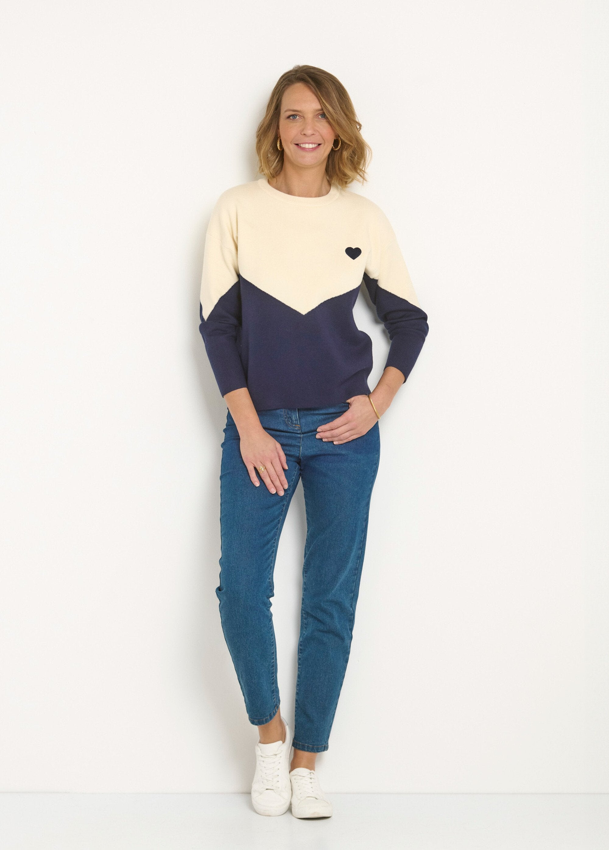 Warm_sweater_with_graphic_effect_and_heart_detail_Navy_and_ecru_SF1_slim